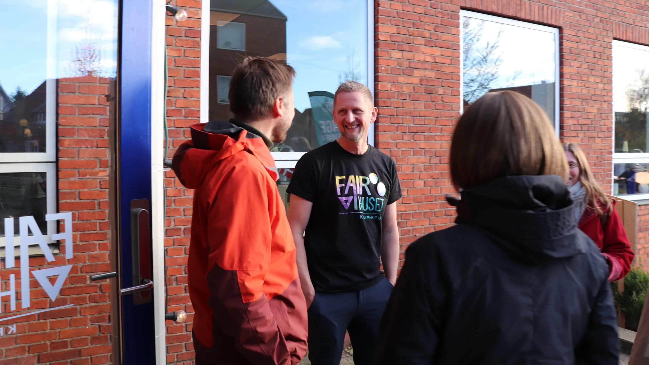 Dørene står åbne i Kirkegade 70, hvor Fairhuset Esbjerg inviterer unge indenfor til aktiviteter, samtaler og fællesskab. Foto: Fairhuset.