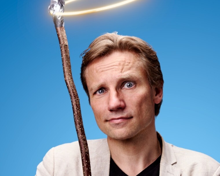 I showet Tror jeg nok inviterer Jakob Svendsen publikum med på en selvironisk rejse gennem livet. PR-foto.