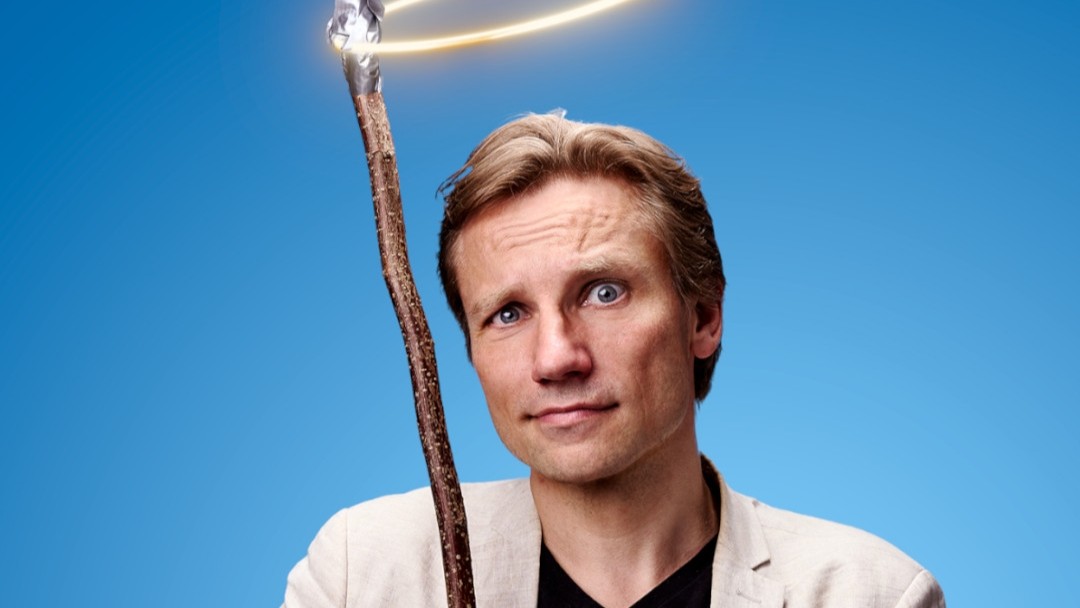 I showet Tror jeg nok inviterer Jakob Svendsen publikum med på en selvironisk rejse gennem livet. PR-foto.