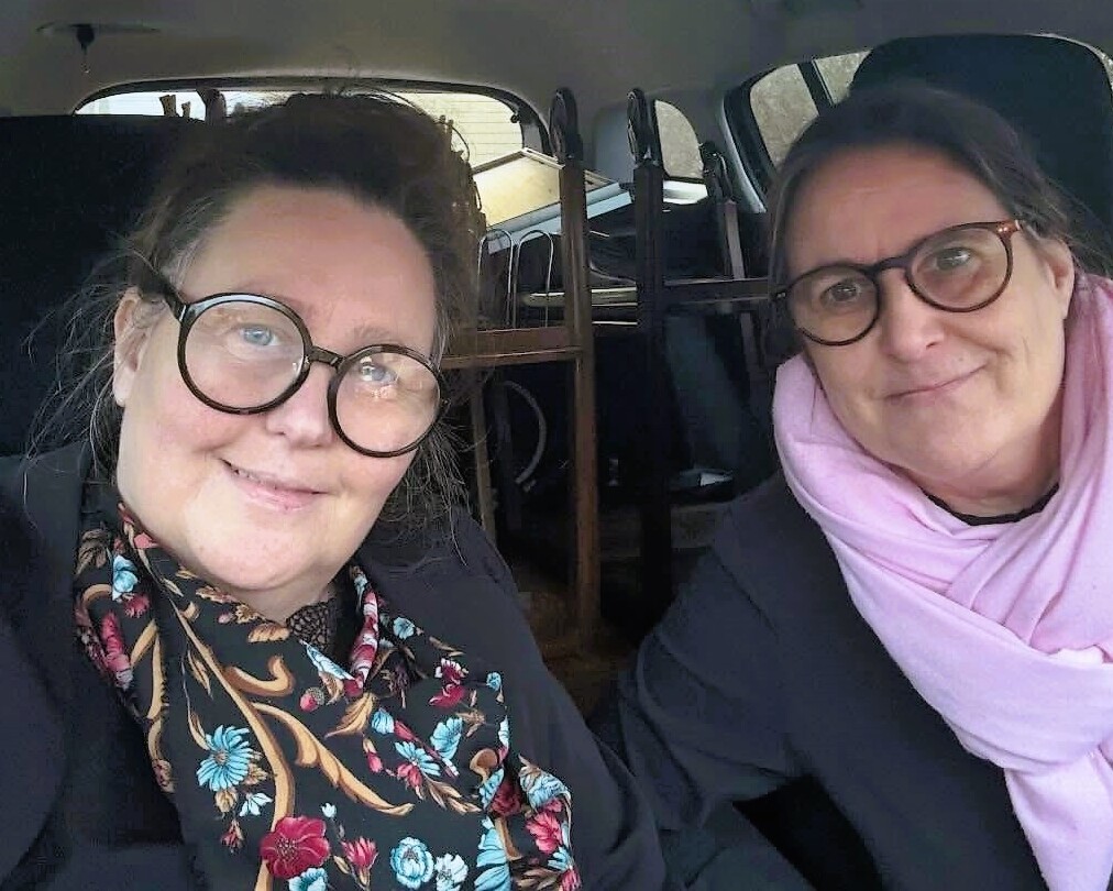 Pernille og Rikke kører ofte langt efter guld til deres genbrugsbutik i Danmarksgade. Privatfoto.