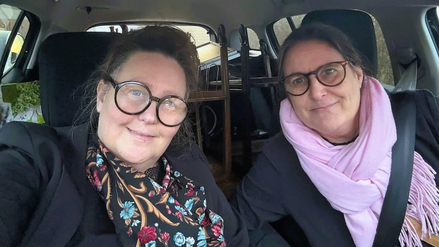 Pernille og Rikke kører ofte langt efter guld til deres genbrugsbutik i Danmarksgade. Privatfoto.