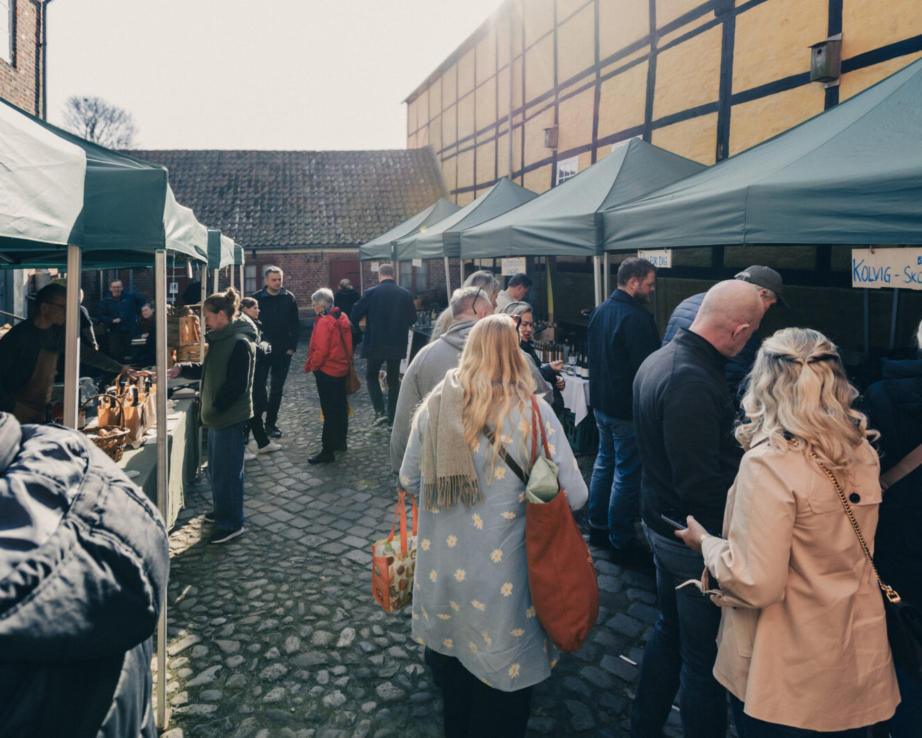 Festivalgæster smager på Vadehavets specialitet, når østers serveres med forskellige toppings og et glas bobler. Pressefoto.