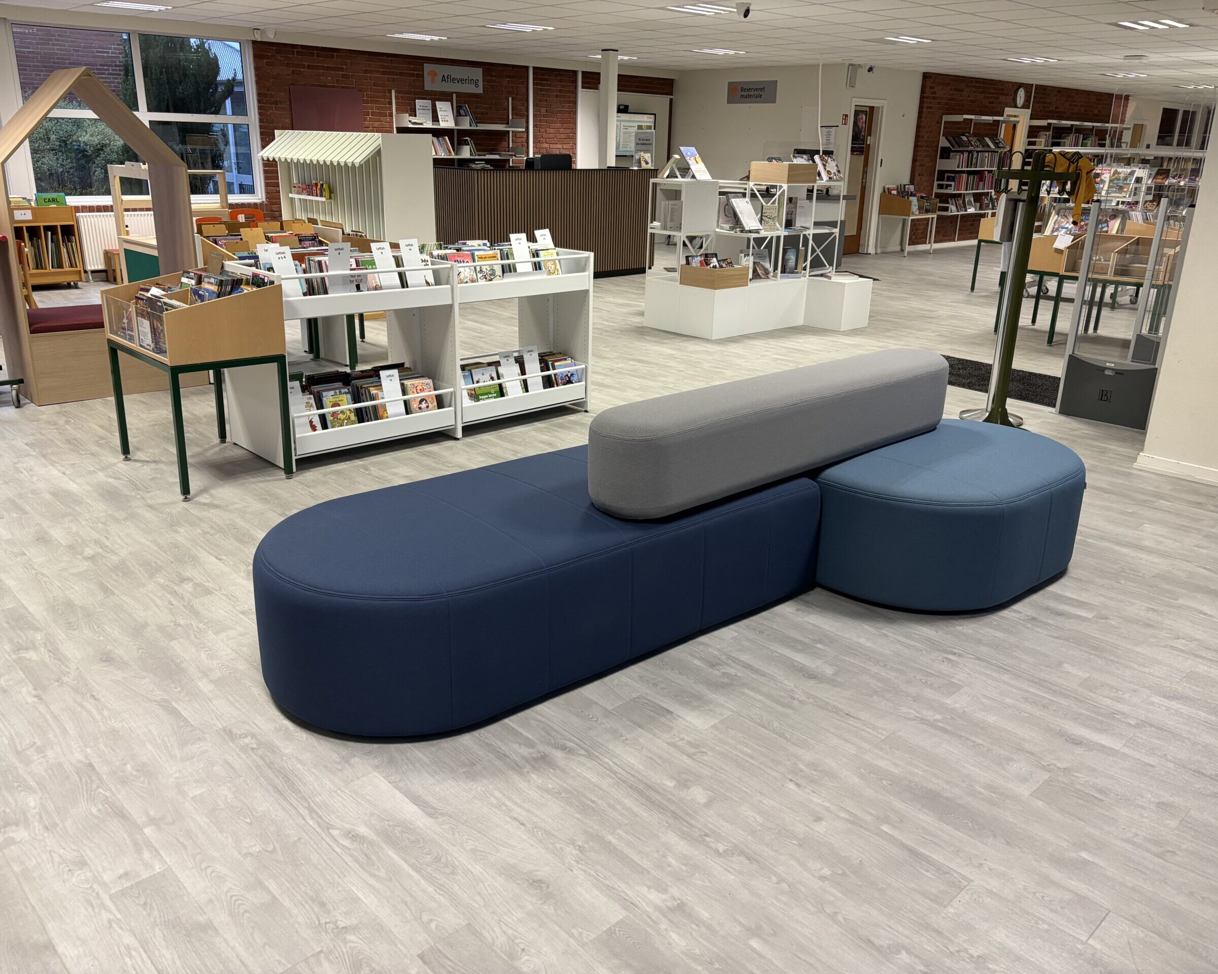 Lyst, åbent og indbydende: Det fornyede Tjæreborg Bibliotek er indrettet med fleksible løsninger og plads til både leg, læring og fordybelse.