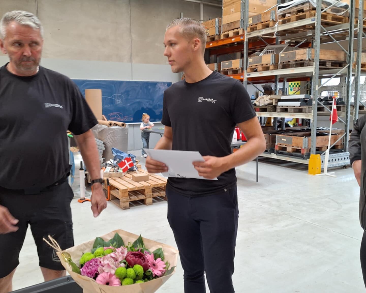 Andreas Brandt omgivet af sine to chefer, da han bestod sin svendeprøve. Privatfoto.