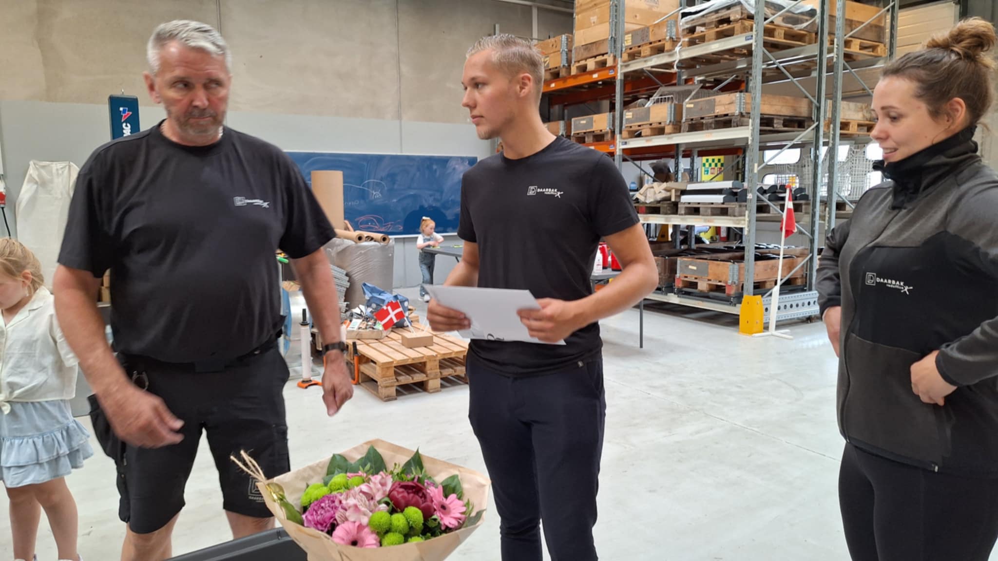 Andreas Brandt omgivet af sine to chefer, da han bestod sin svendeprøve. Privatfoto.
