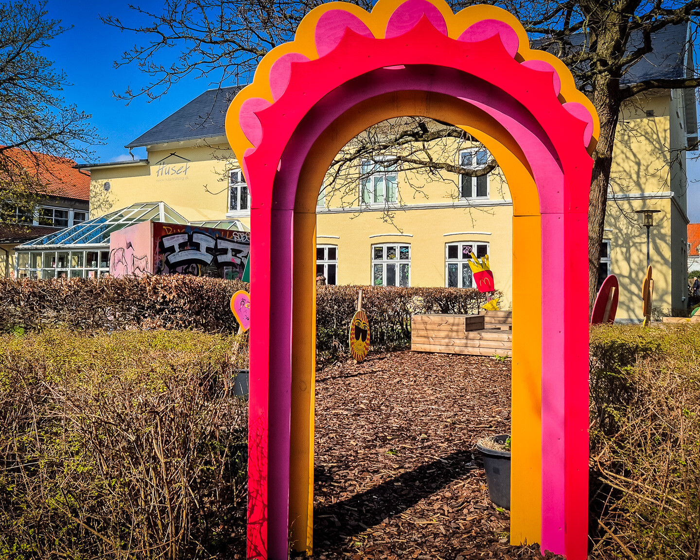 Den farverige portal markerer indgangen til den lille urbane oase ved Huset – skabt af unge til unge. Foto: Camilla Uth.