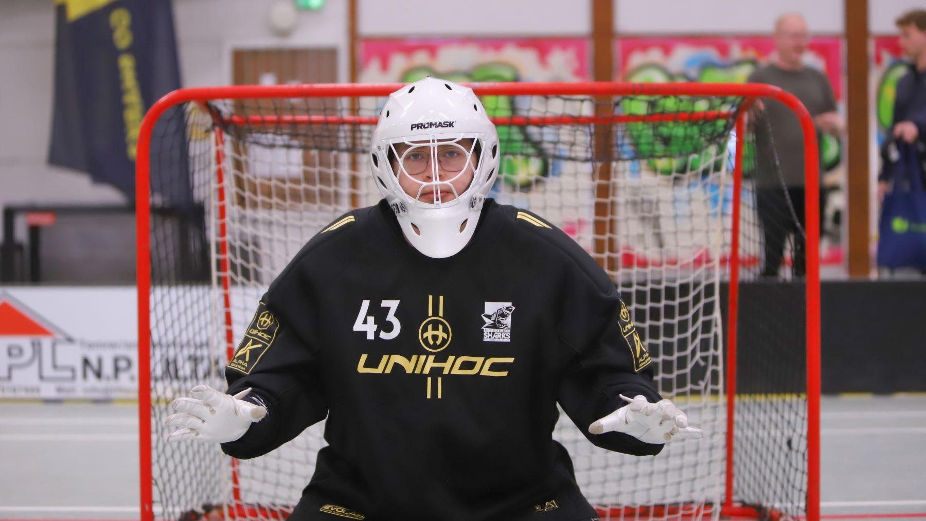 Som målmand i floorball kan man forvente bolde mod sig hurtigere end pucke på en ishockeybane! Foto: Johnny Tauman.