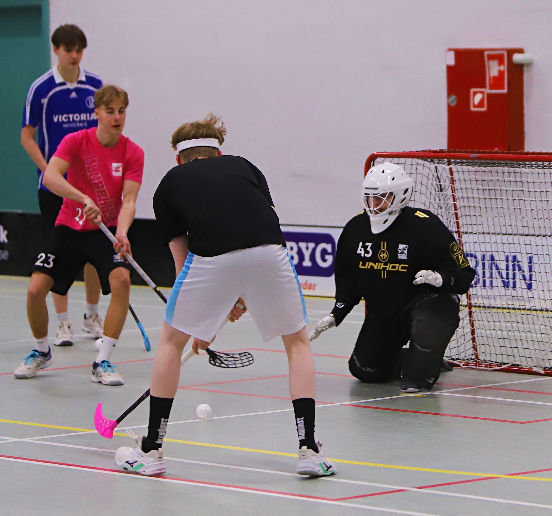 Man skal have god reaktionsevne i buret. Her ved træningen torsdag aften. Foto: Johnny Tauman.