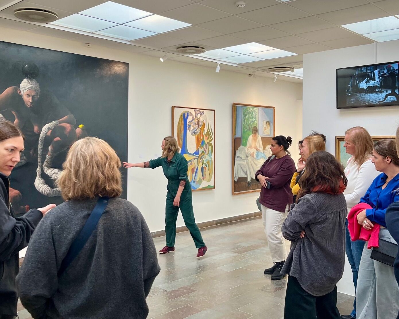 Museumsinspektør Birgitte Ørum guider deltagerne gennem værkerne og viser, hvordan kunst kan bruges aktivt i undervisningen. Foto: Privat.