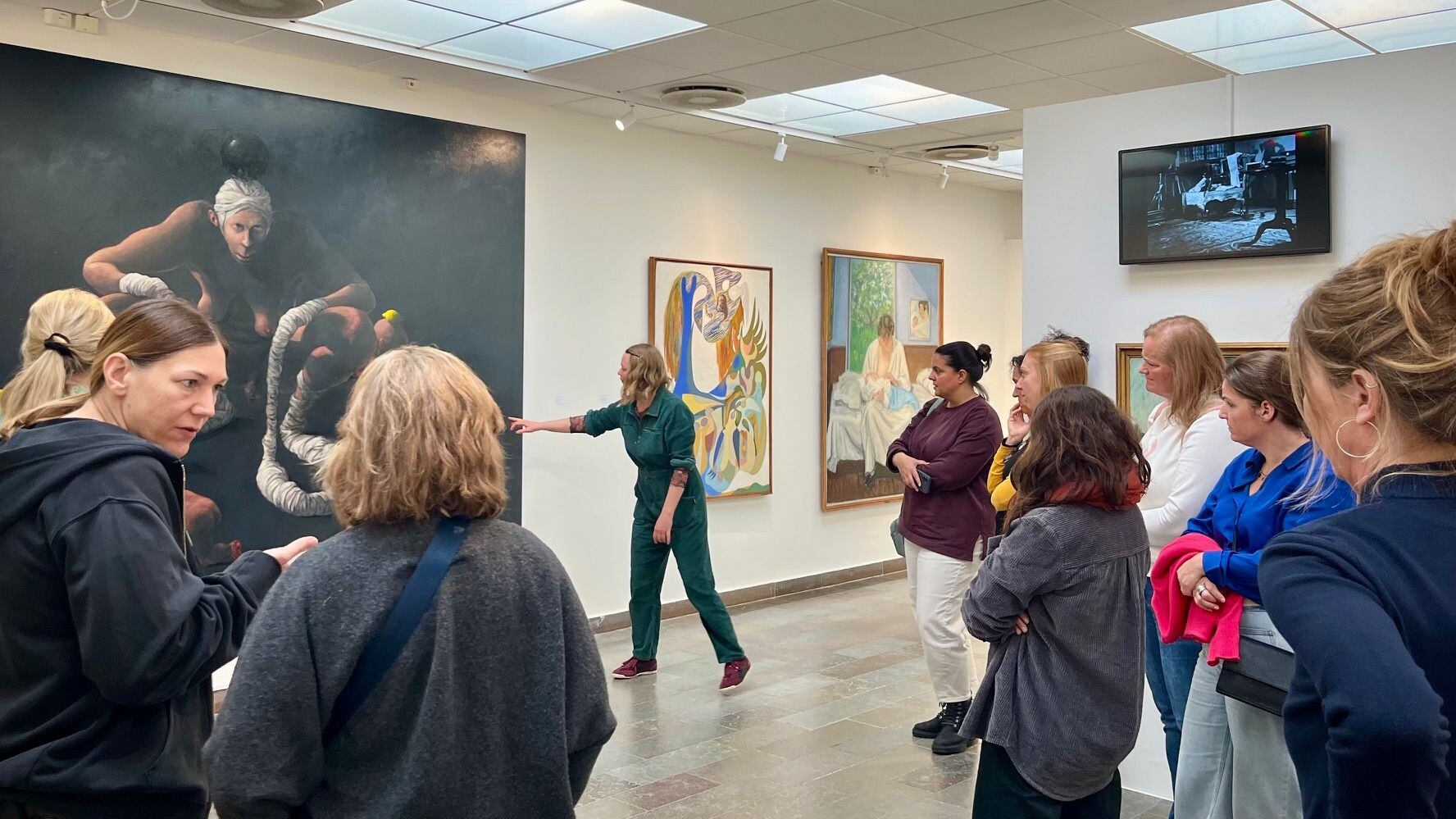 Museumsinspektør Birgitte Ørum guider deltagerne gennem værkerne og viser, hvordan kunst kan bruges aktivt i undervisningen. Foto: Privat.