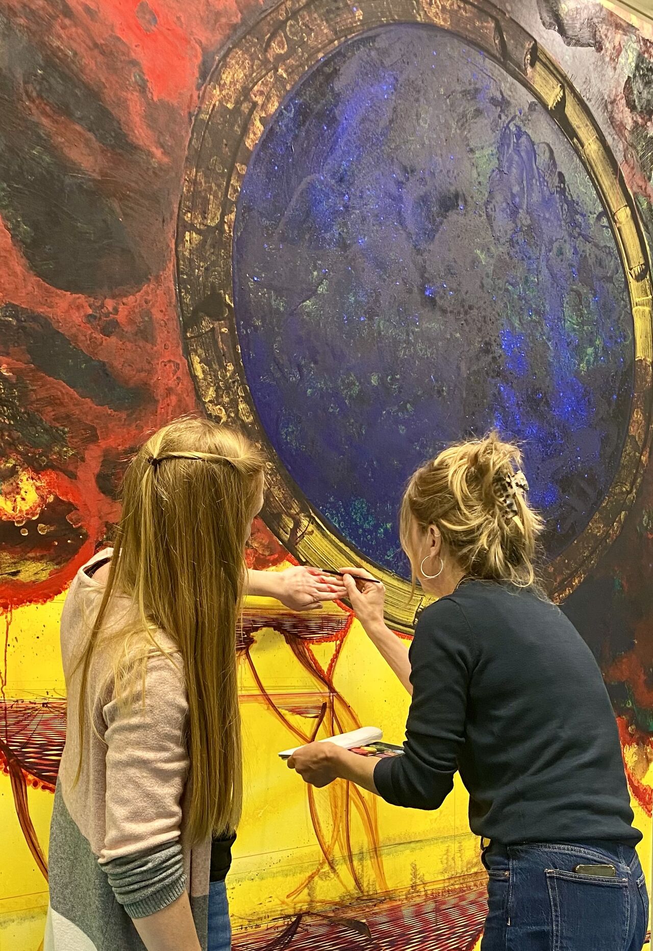 Kunst bliver noget, man gør – ikke bare ser på. Her arbejder kursusdeltagere hands-on med værker som en del af undervisningen på Esbjerg Kunstmuseum. Foto: Privat.