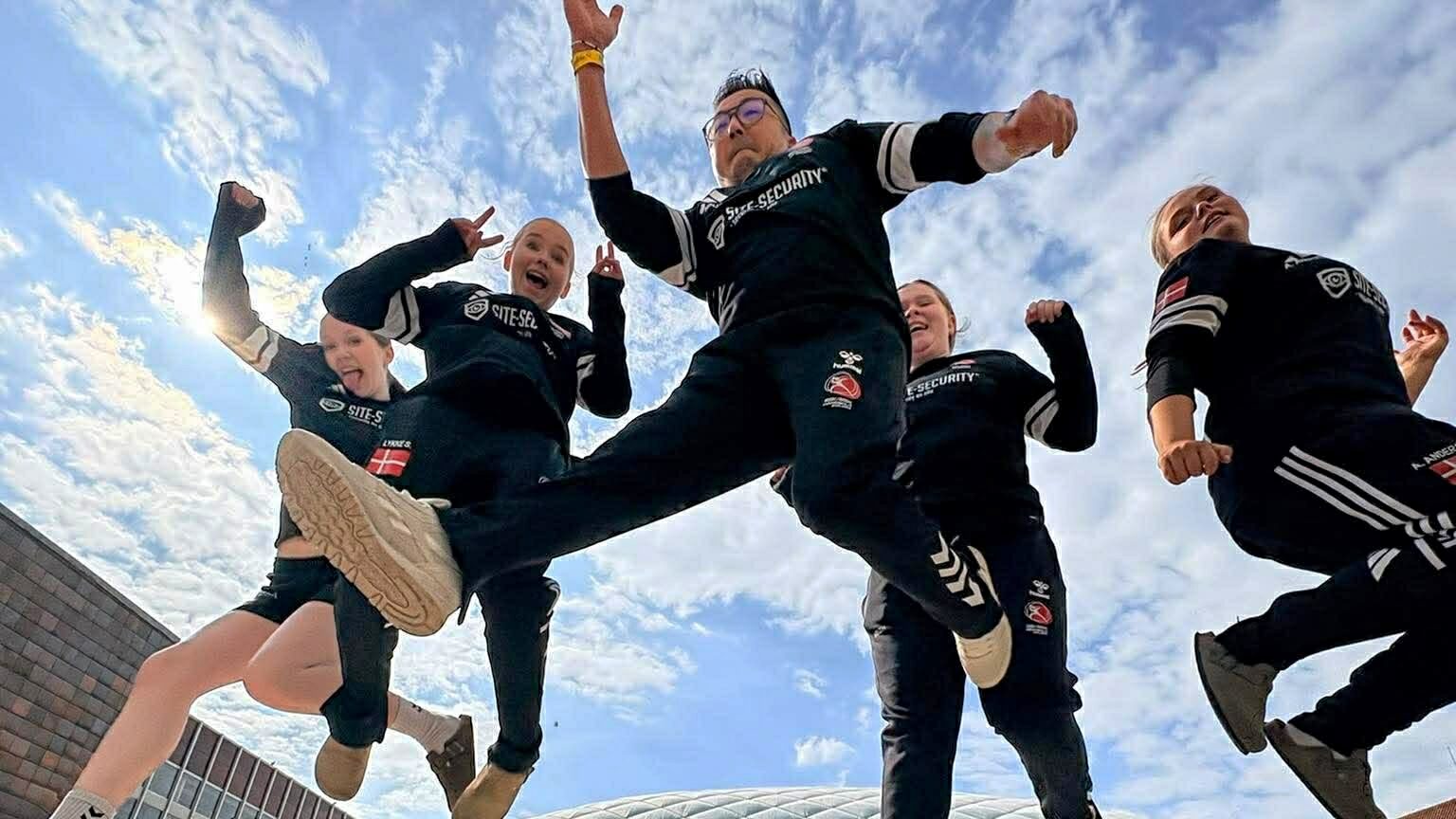 Glæde og jubel efter kampene – uanset resultatet er stemningen helt i top. Privatfoto.