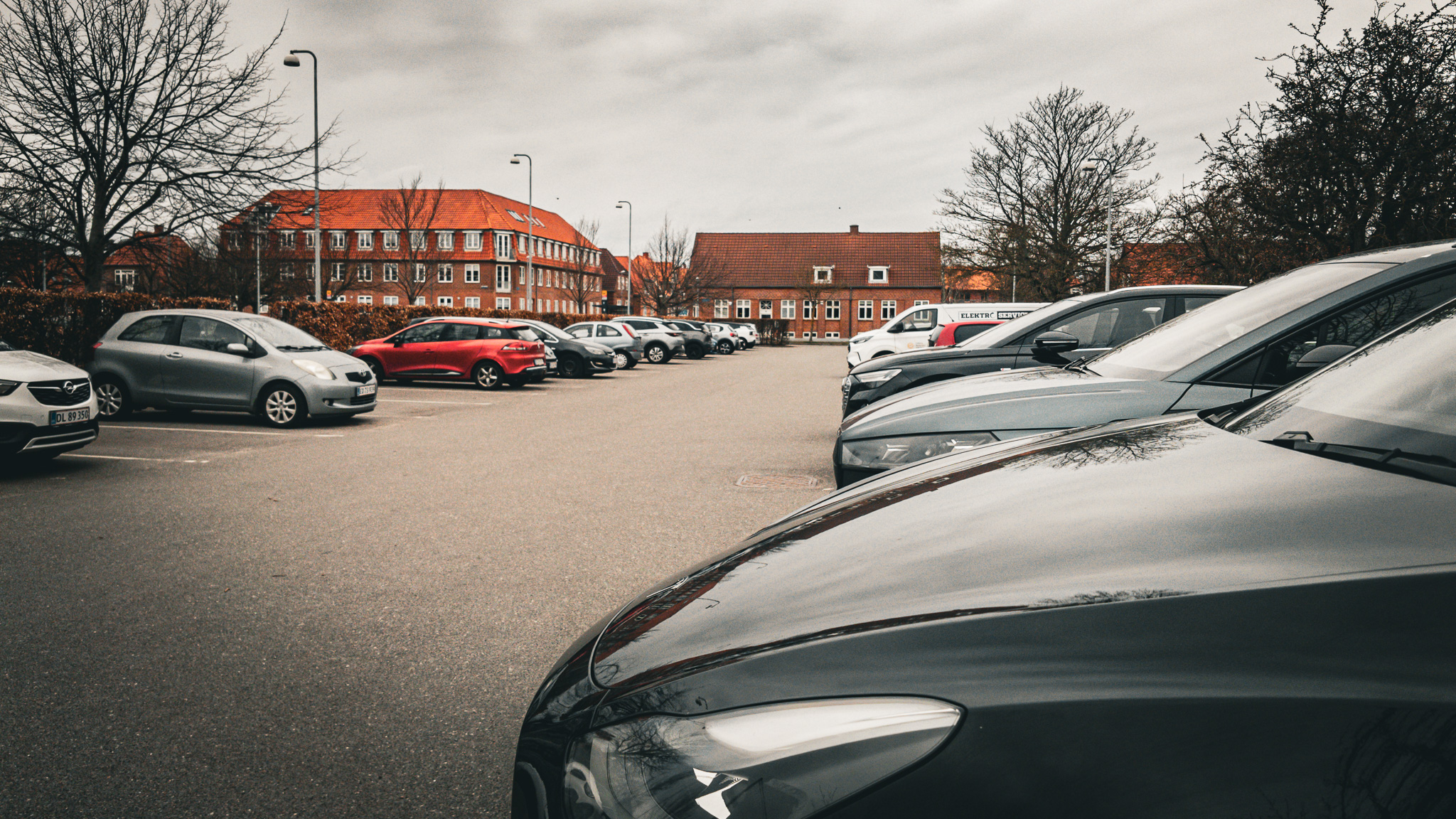 Fredag eftermiddag holdt en enkelt bil med ødelagt sidespejl på p-pladsen over for Esbjerg Rådhus. Foto: Fjodor Pedersen.