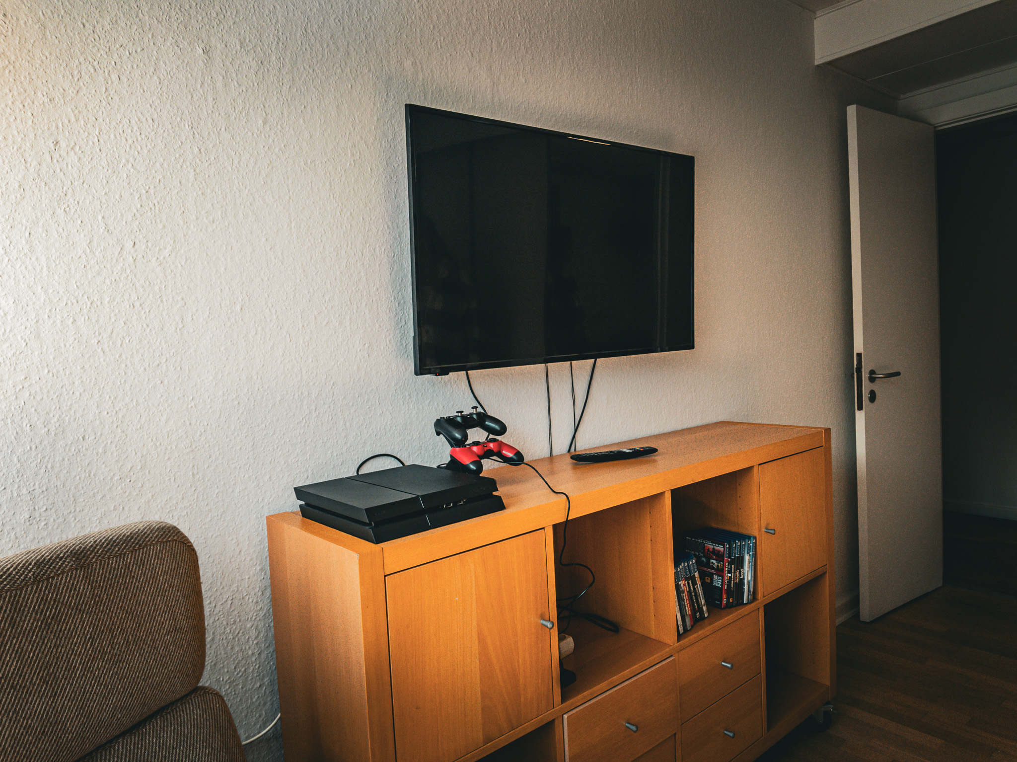 Der er indrettet tv-stue med mulighed for at spille PlayStation. Foto: Fjodor Pedersen.