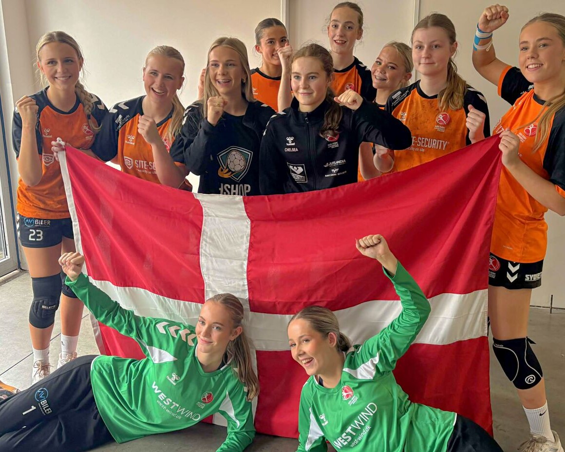 Pigerne bærer Dannebrog stolt med sig over alt i den tjekkiske hovedstad. Privatfoto.