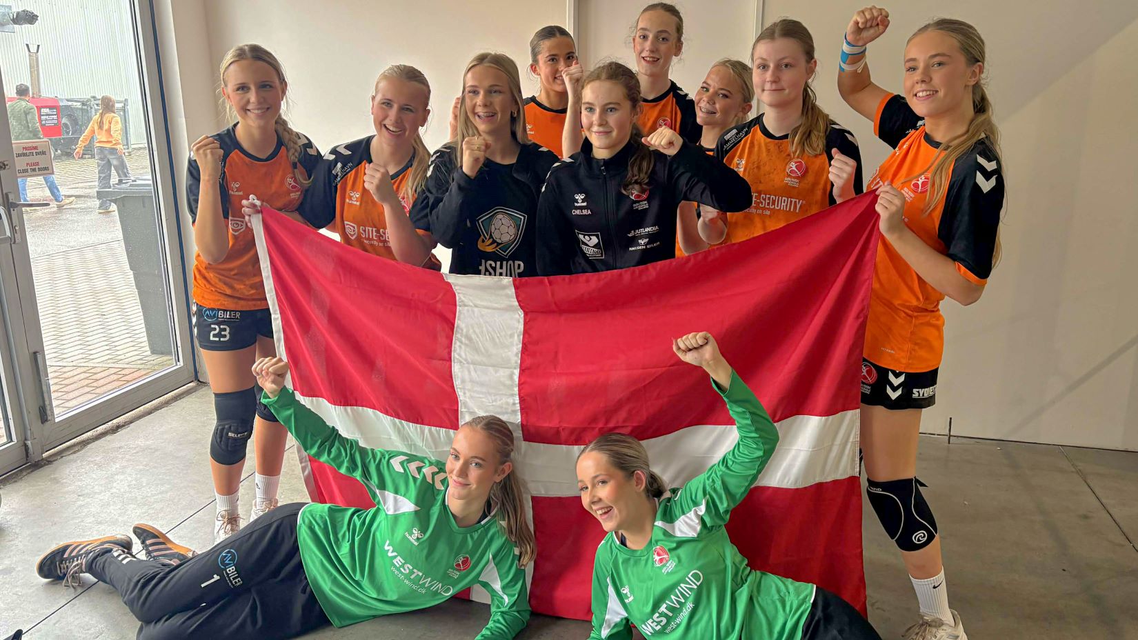Pigerne bærer Dannebrog stolt med sig over alt i den tjekkiske hovedstad. Privatfoto.