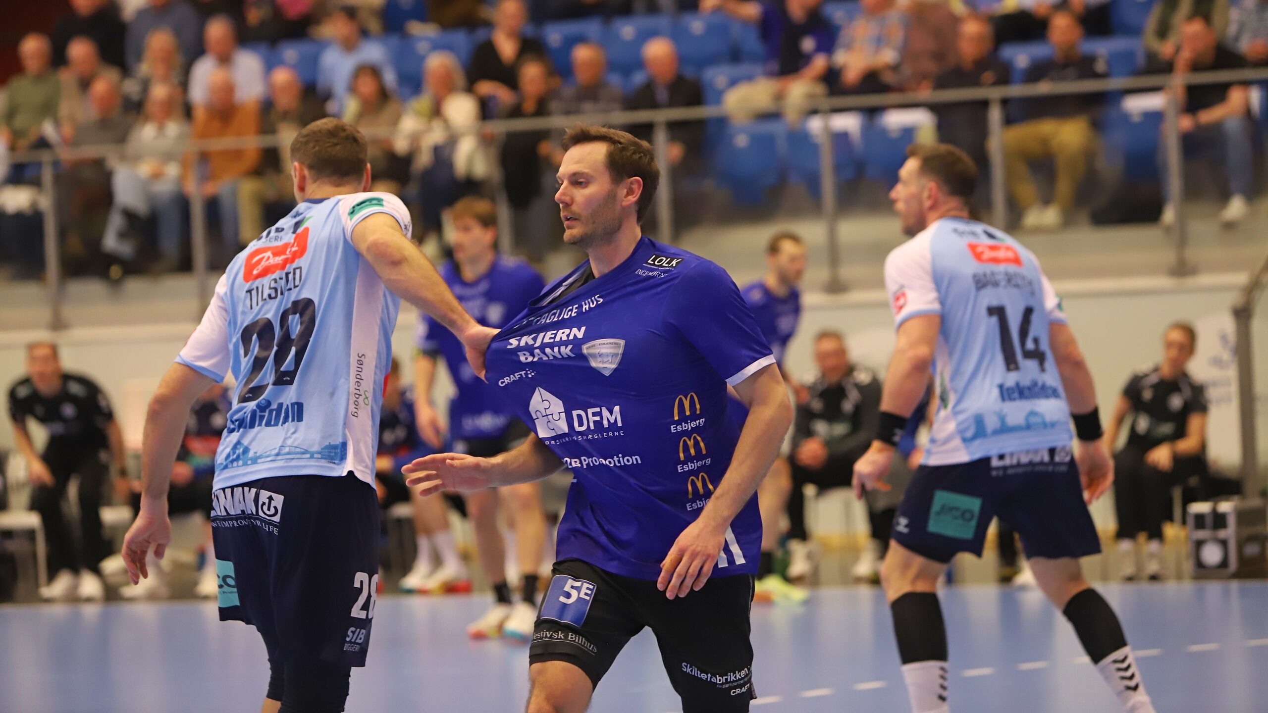 Mathias skal holdes i kort snor. Foto: Johnny Tauman.