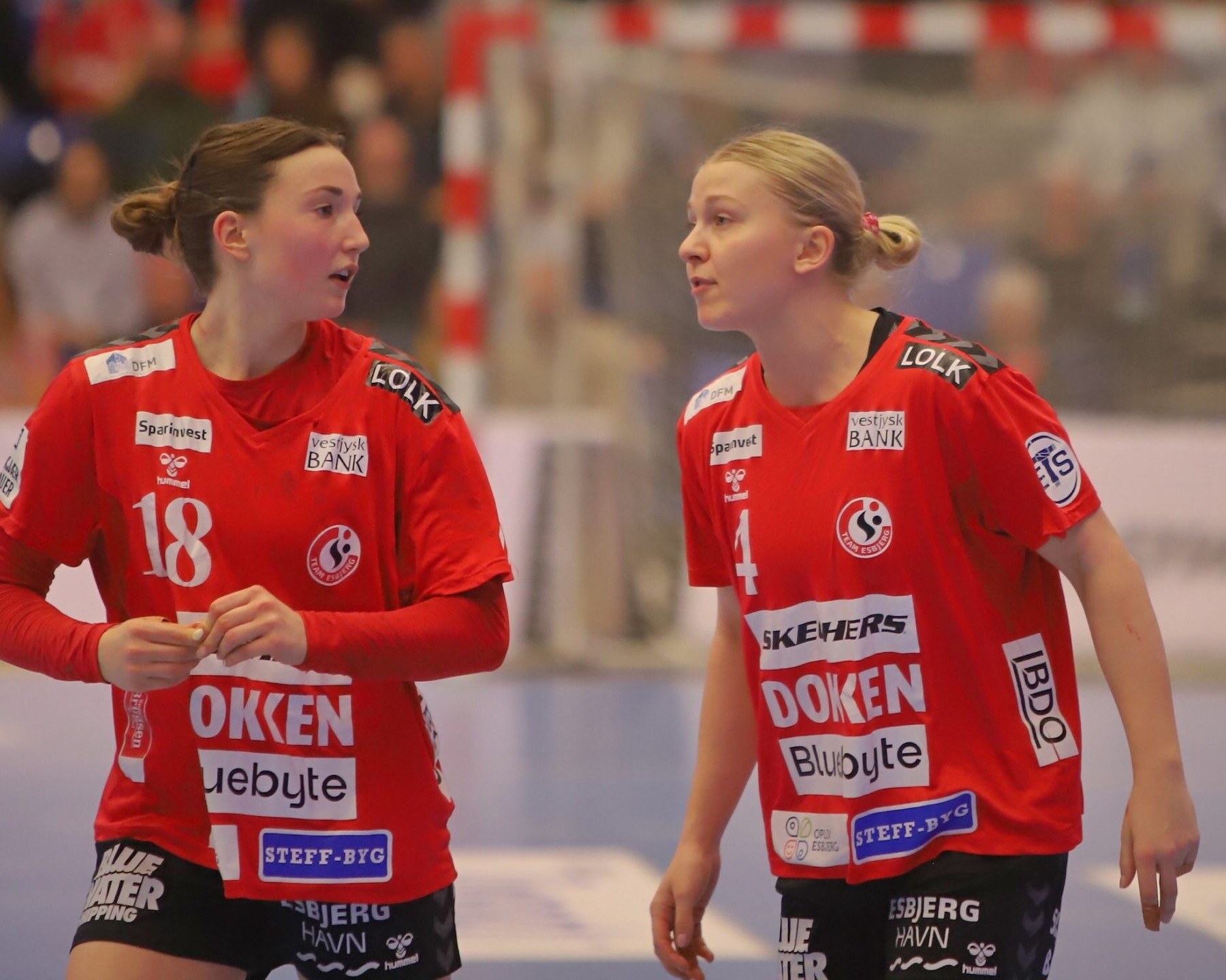 Olivia Løfqvist og Michala Møller skal lige have aftalerne på plads til det næste angreb. Arkivfoto: Johnny Tauman.