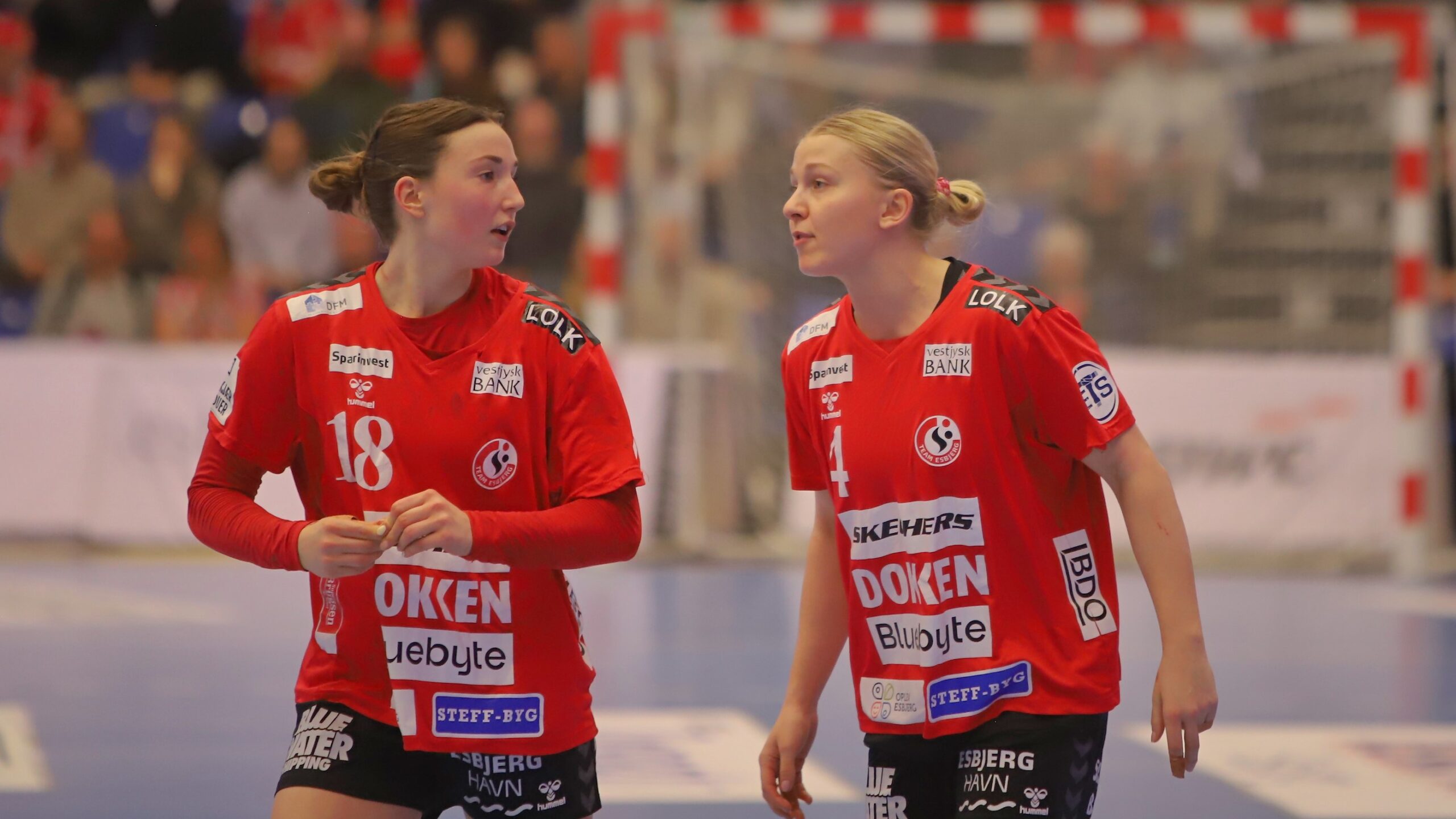 Olivia Løfqvist og Michala Møller skal lige have aftalerne på plads til det næste angreb. Arkivfoto: Johnny Tauman.