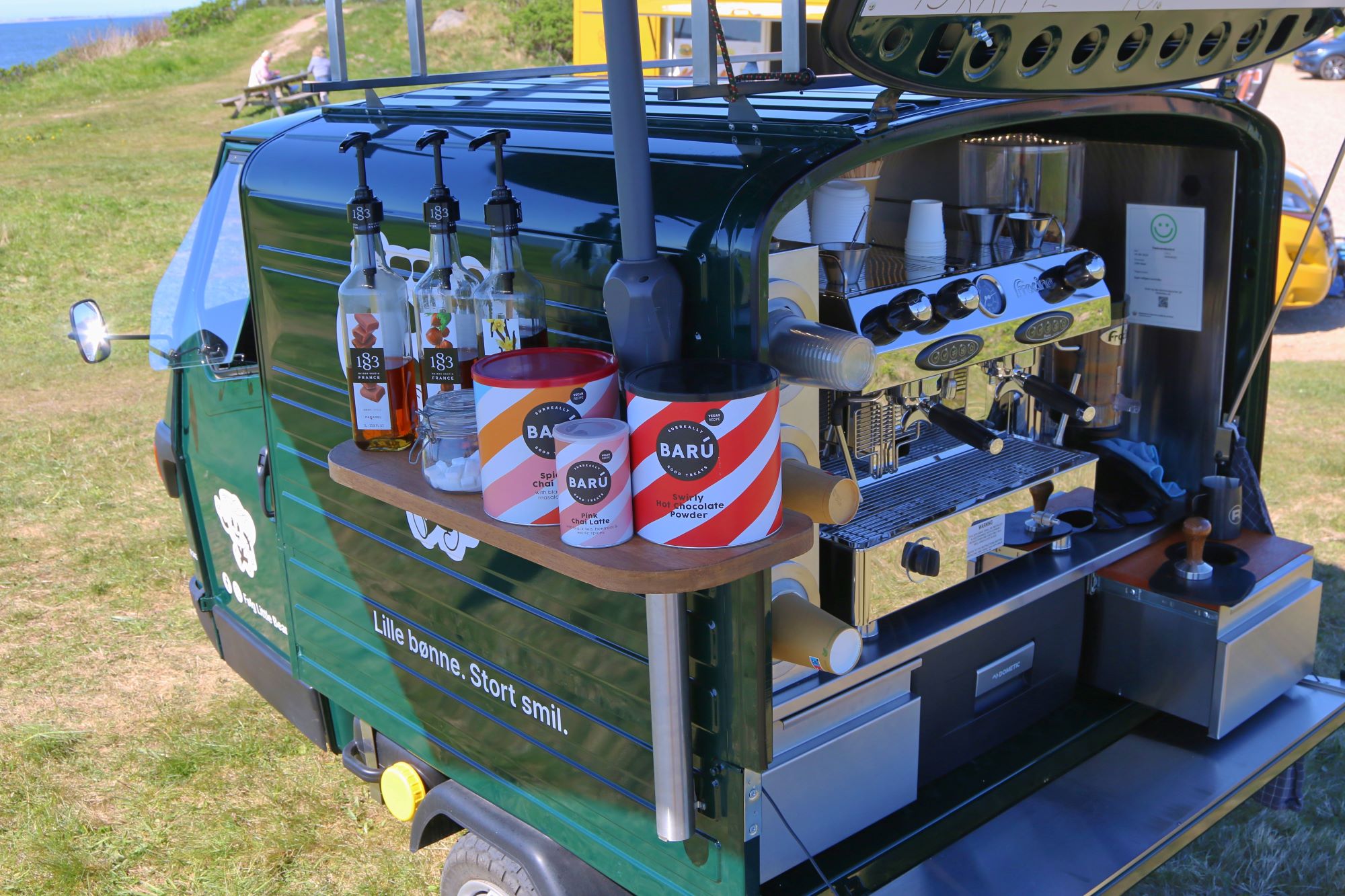 Der er endda plads til diverse kaffesirupper i den specialbyggede tuktuk. Foto: Johnny Tauman.