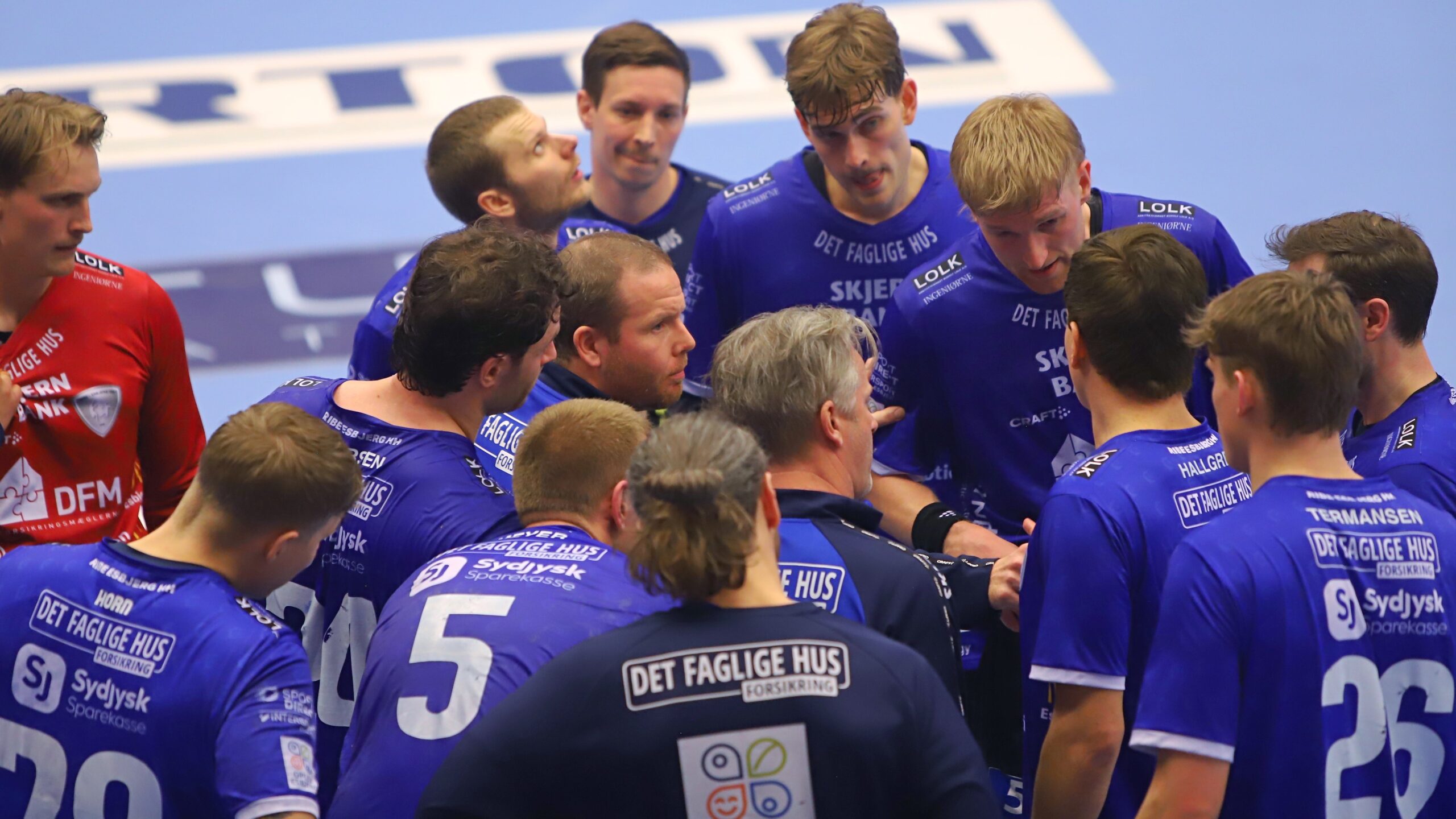 Den sidste timeout - som gav et forløsende mål. Foto: Johnny Tauman.