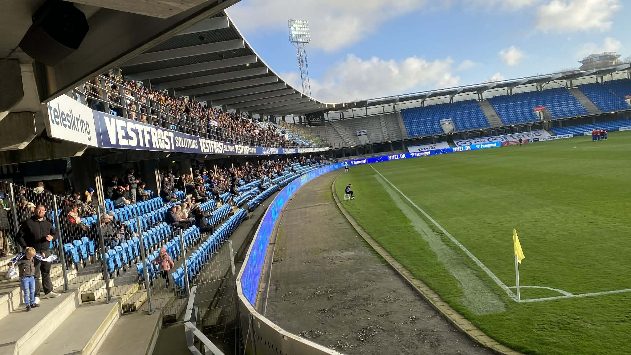 Vejret var fint til fodbold fredag aften i Esbjerg. Foto: Johnny Tauman.