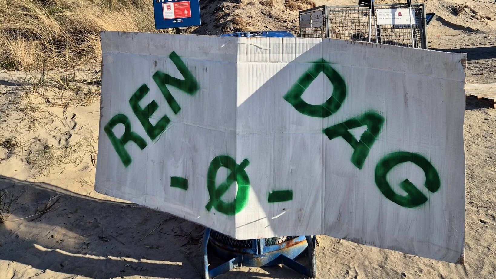 I sidste weekend var frivillige med til at rydde op efter den store mængde paraffin, der var skyllet i land på Fanøs strande. Foto: Camilla Uth.