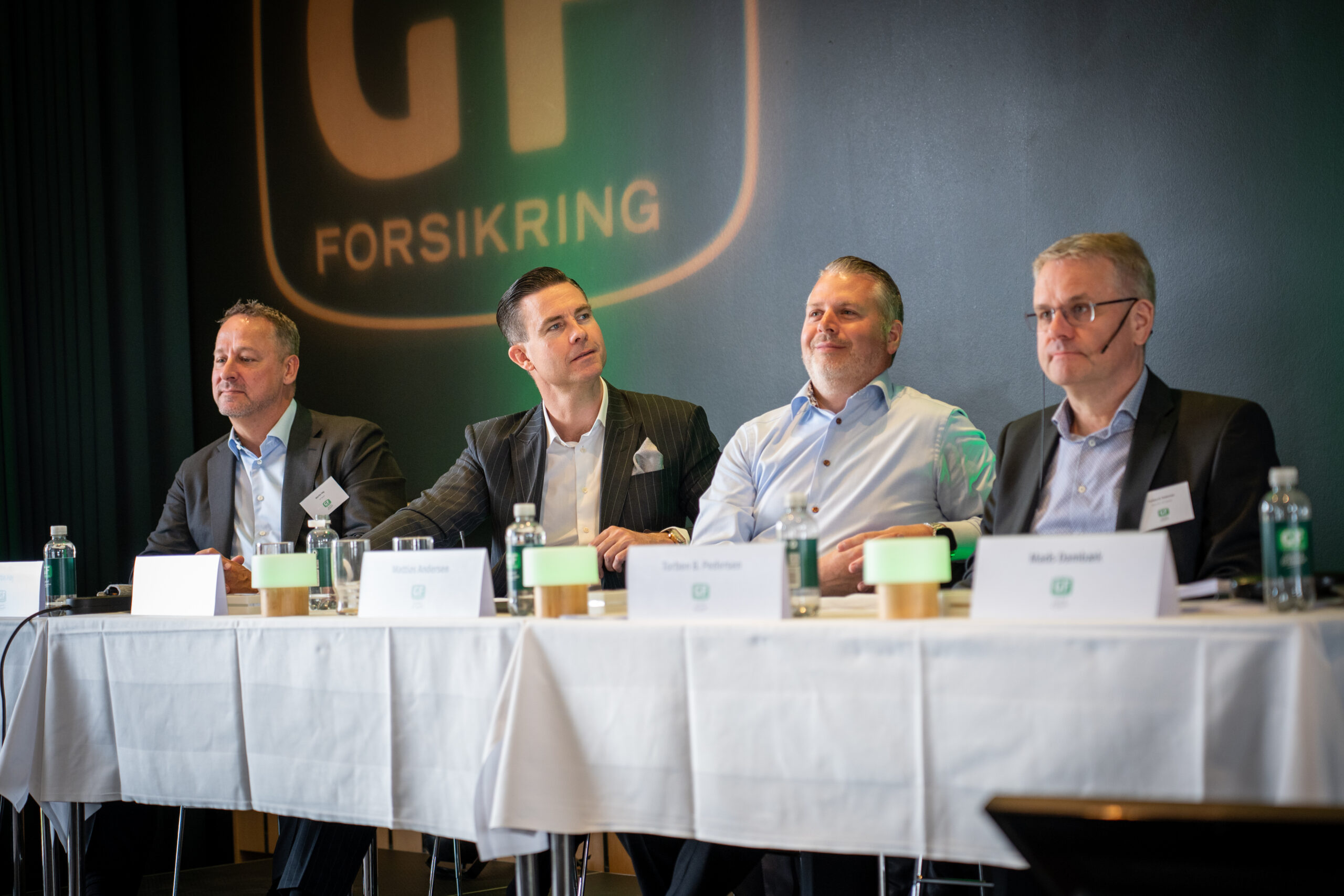 Både formand Torben B. Pedersen (th), Esbjerg, og næstformand Mattias Andersen, Bogense, blev genvalgt på GF Forsikrings ordinære generalforsamling. Her flankeret af direktionen med adm. direktør Mark Palmberg og kommerciel direktør Martin Høj. (Foto: Anders Boe/GF Forsikring).