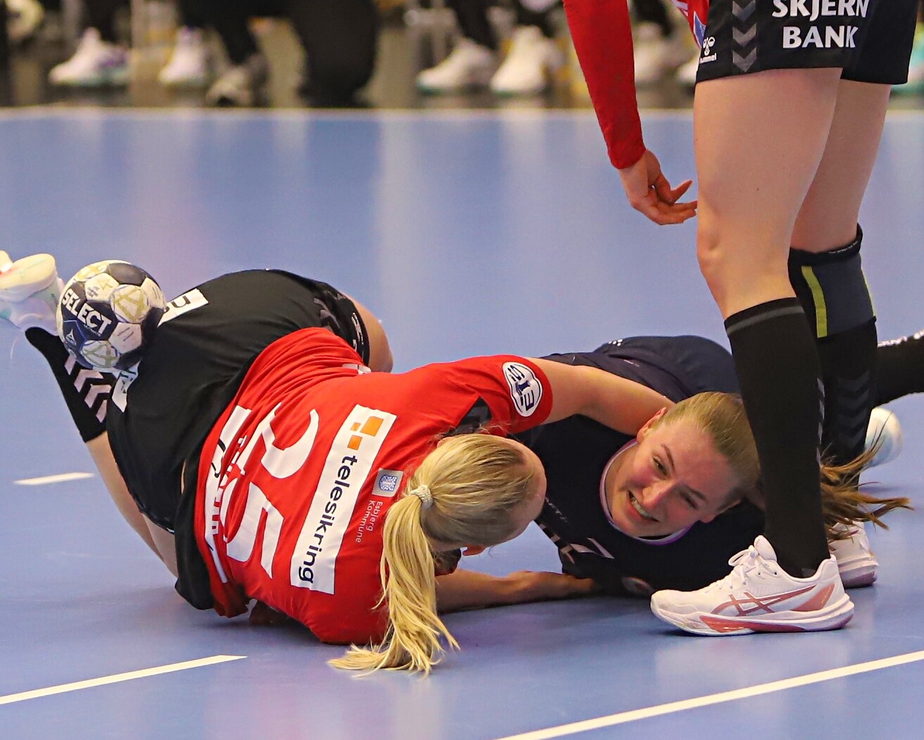 En sjov måde at mødes med sin oppasser på ... Foto: Johnny Tauman.