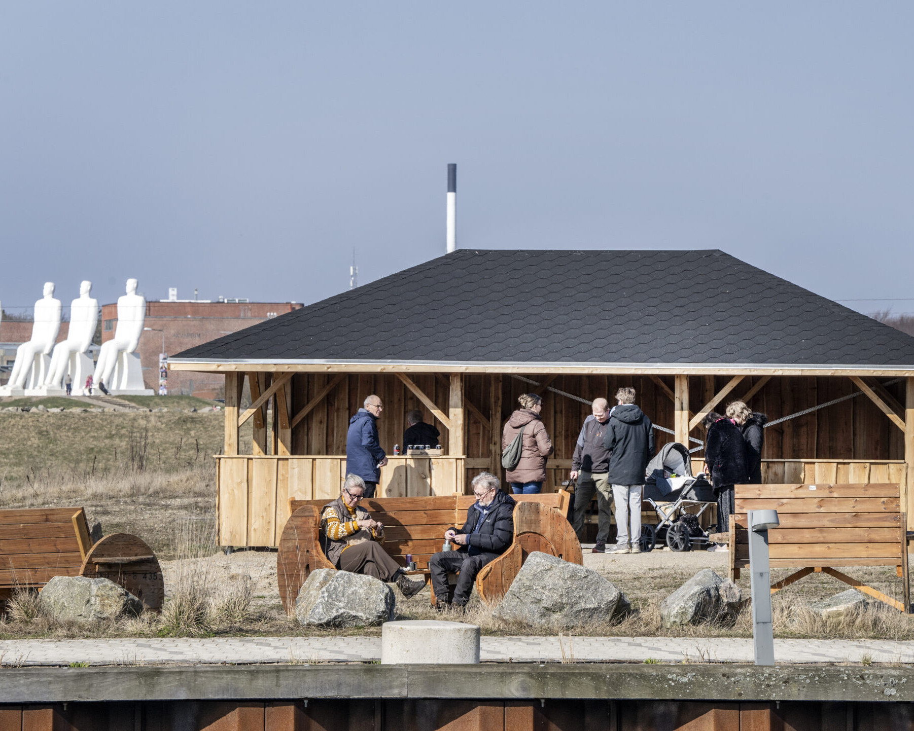 De første besøgende har allerede taget de nye faciliteter på havneøen ved Aqtiv - havbad og vandsport på Esbjerg Strand i brug. Foto: Esbjerg Kommune.