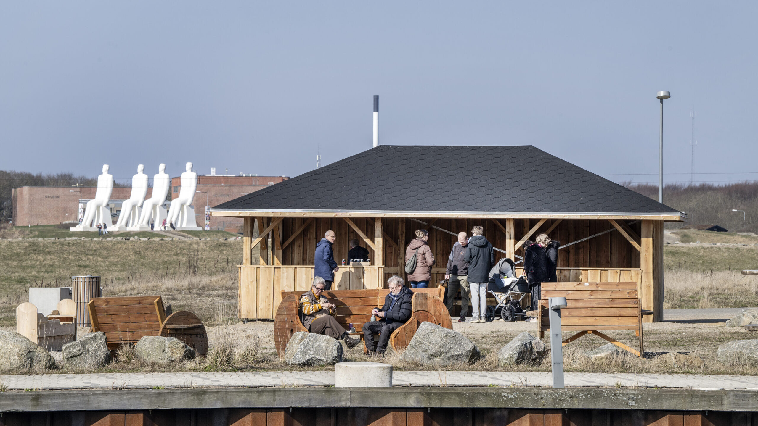 De første besøgende har allerede taget de nye faciliteter på havneøen ved Aqtiv - havbad og vandsport på Esbjerg Strand i brug. Foto: Esbjerg Kommune.