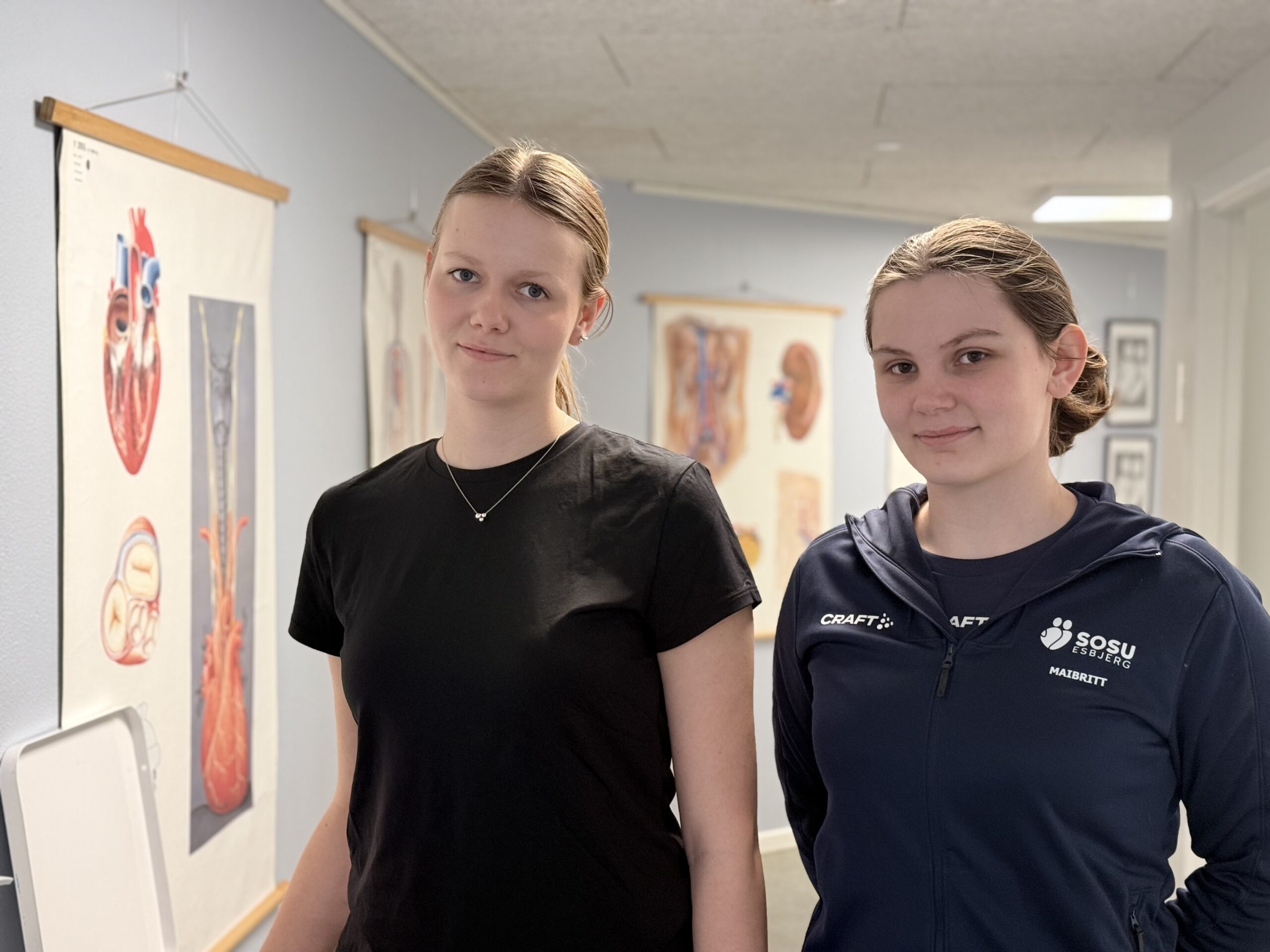 Clara Dupont (tv) og Maibrit Svenningsen har trænet i flere måneder, så de i næste uge kan deltage i DM i SOSU-skills i Hjørring. Foto: SOSU Esbjerg.