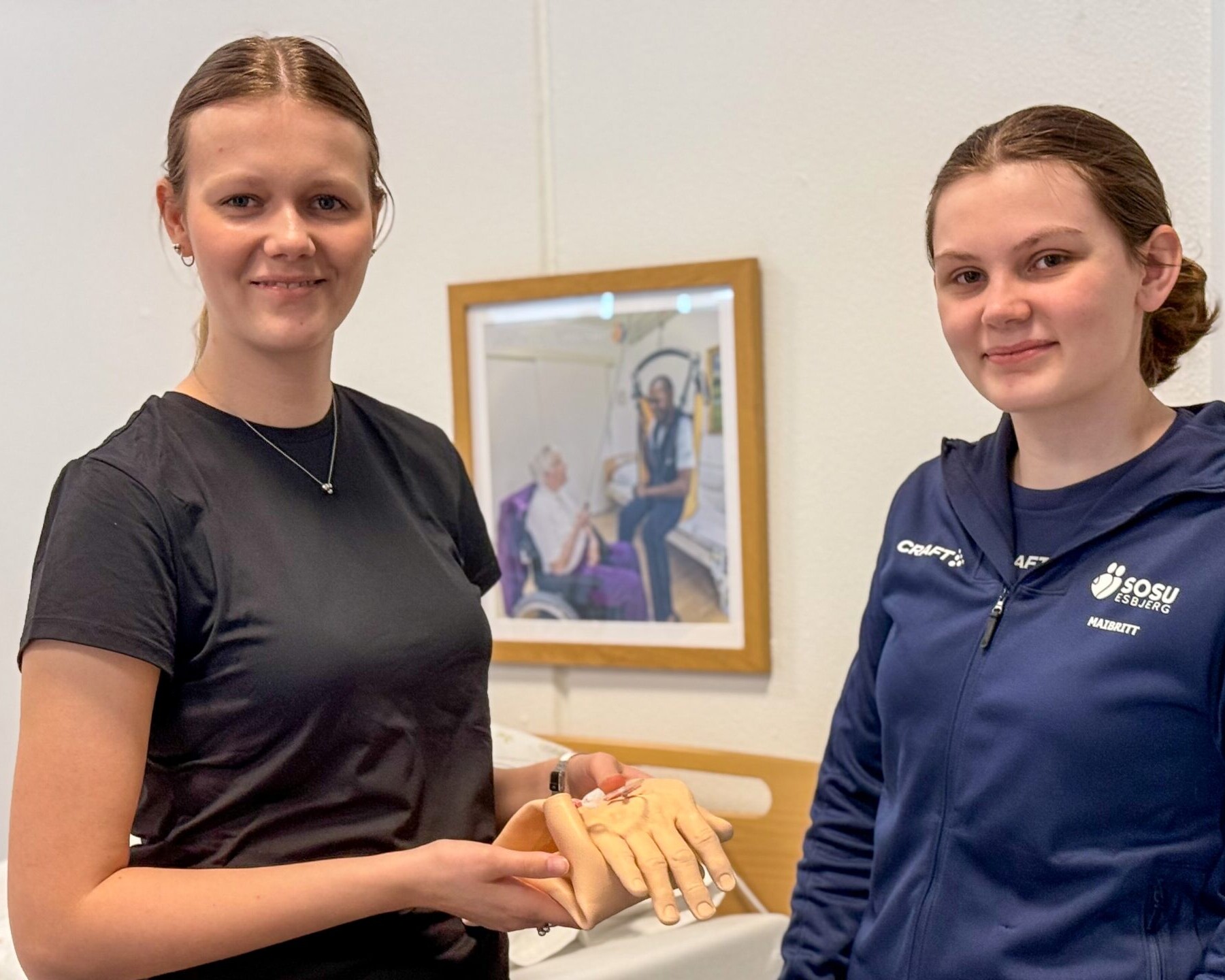 Clara Dupont (tv) og Maibrit Svenningsen har trænet i flere måneder, så de i næste uge kan deltage i DM i SOSU-skills i Hjørring. Pressefoto.