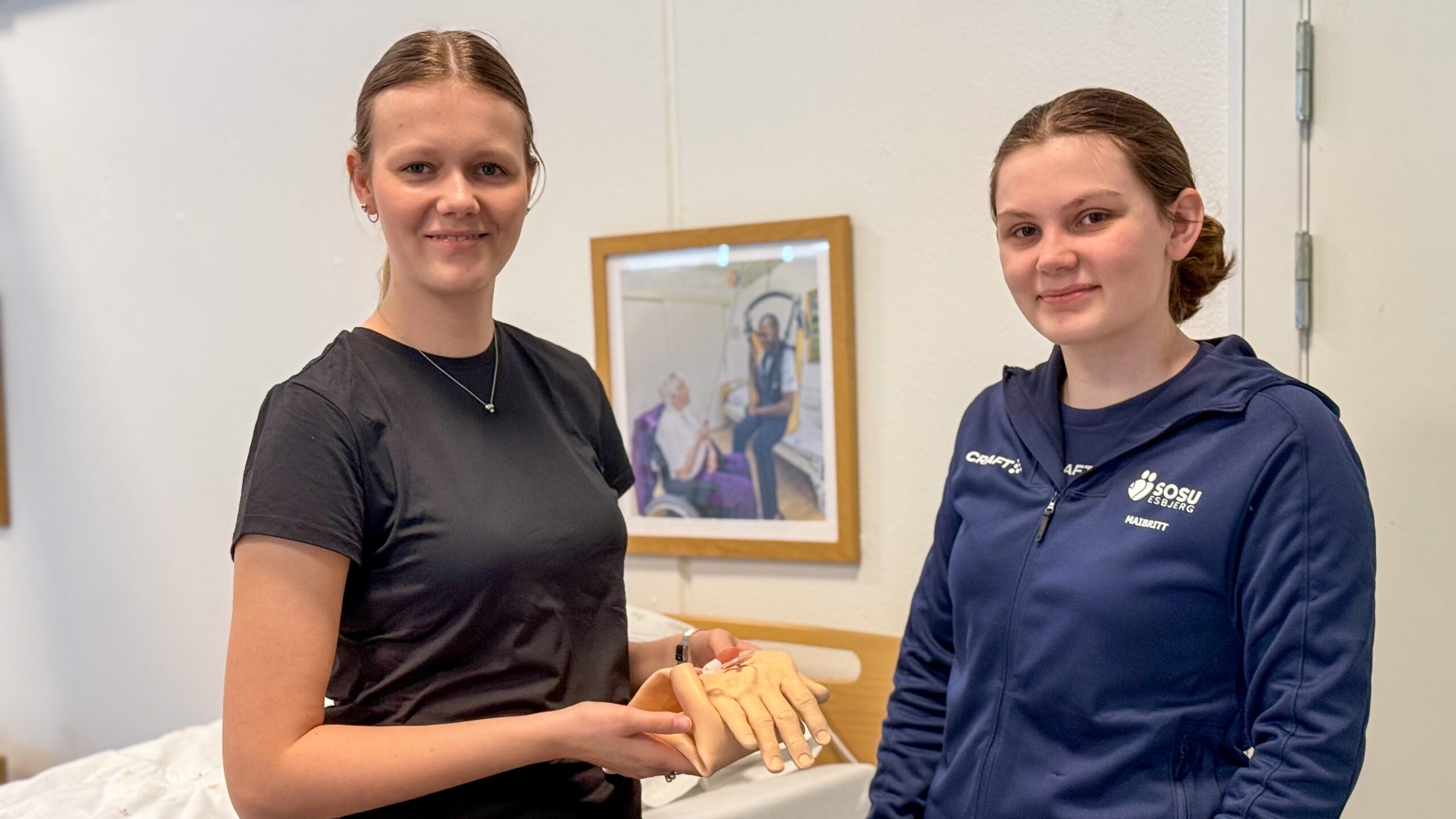 Clara Dupont (tv) og Maibrit Svenningsen har trænet i flere måneder, så de i næste uge kan deltage i DM i SOSU-skills i Hjørring. Pressefoto.