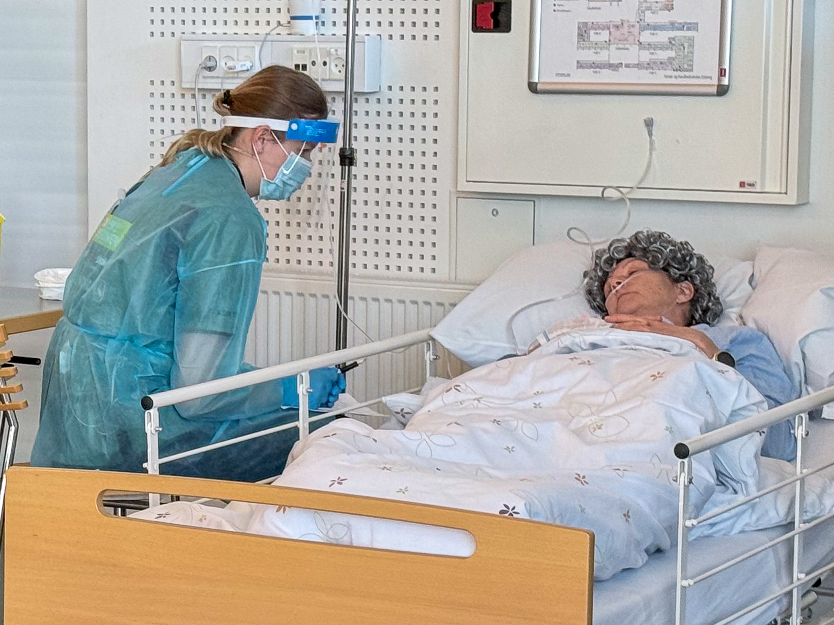 Clara Dupont træner en case med en figurant, der spiller lungepatient. Ved DM i Skills bliver deltagerne testet i realistiske situationer med borgere og patienter.