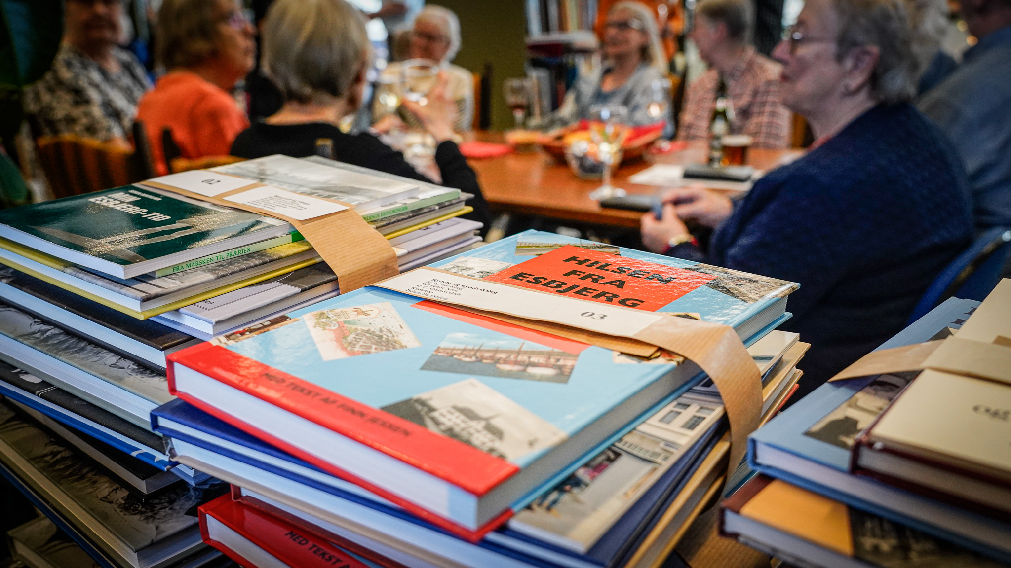 Esbjerg Byhistoriske Arkiv står selv bag en omfattende mængde udgivelser, som kan købes på arkivet. Foto: Fjodor Pedersen.