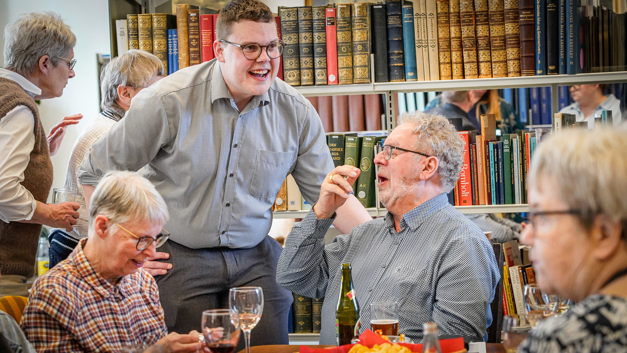 Medlem af Kultur- & Fritidsudvalget, Esbjerg Byråd, Mads Engelund Larsen (DF), er selv meget historieinteresseret. Her i fin skjortekoordination med sin bedstefar, der hyggede sig til dagens reception og ifølge barnebarnet er et omvandrende lokalhistorisk leksikon. Foto: Fjodor Pedersen.