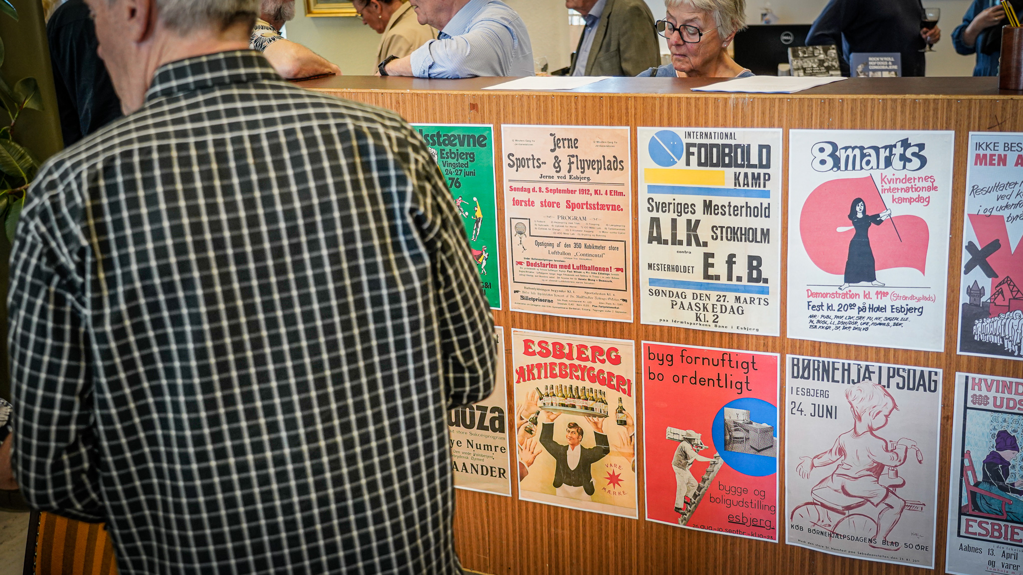 Det kniber lidt med en plakatsøjle i gadebilledet her i byen, men nu pynter en række historiske plakater i hvert fald inden døre i Torvegade 47. Foto: Fjodor Pedersen.