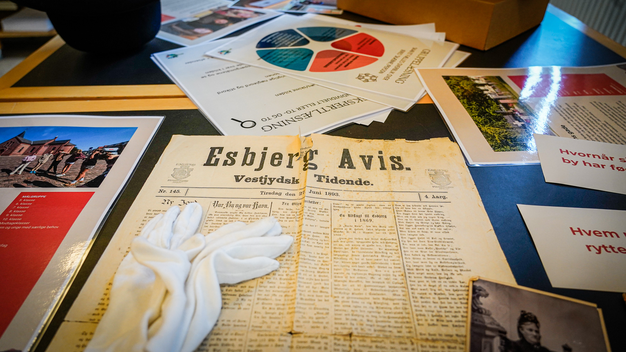 I Myrthues arkivværksted får Esbjergs folkeskoleelever på alle klassetrin mulighed for at arbejde med autentiske kilder som fx denne Vestjydsk Tidende fra 27. juni 1893 - avisens fjerde årgang. Foto: Fjodor Pedersen.