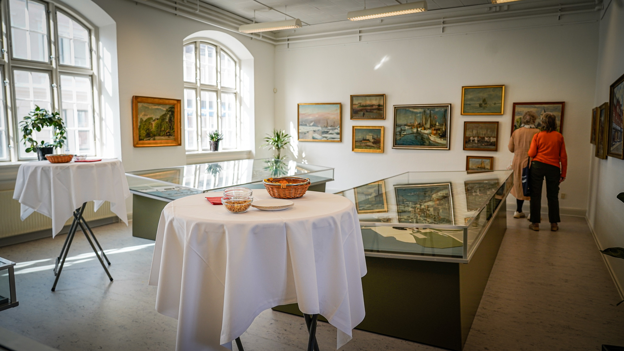 En del af Tage Sørensens private kunstsamling er blevet doneret til arkivet, hvilket der nu er fundet vægplads til. Foto: Fjodor Pedersen.