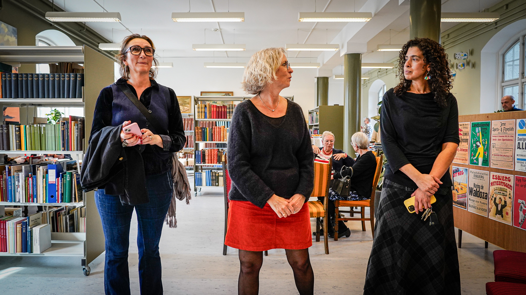 Kunstner Agnete Brinch (tv), kulturchef i Esbjerg Kommune Ulla Visbech og arkivleder Lulu Anne Hansen, der tiltrådte 1. juni i fjor. Foto: Fjodor Pedersen.