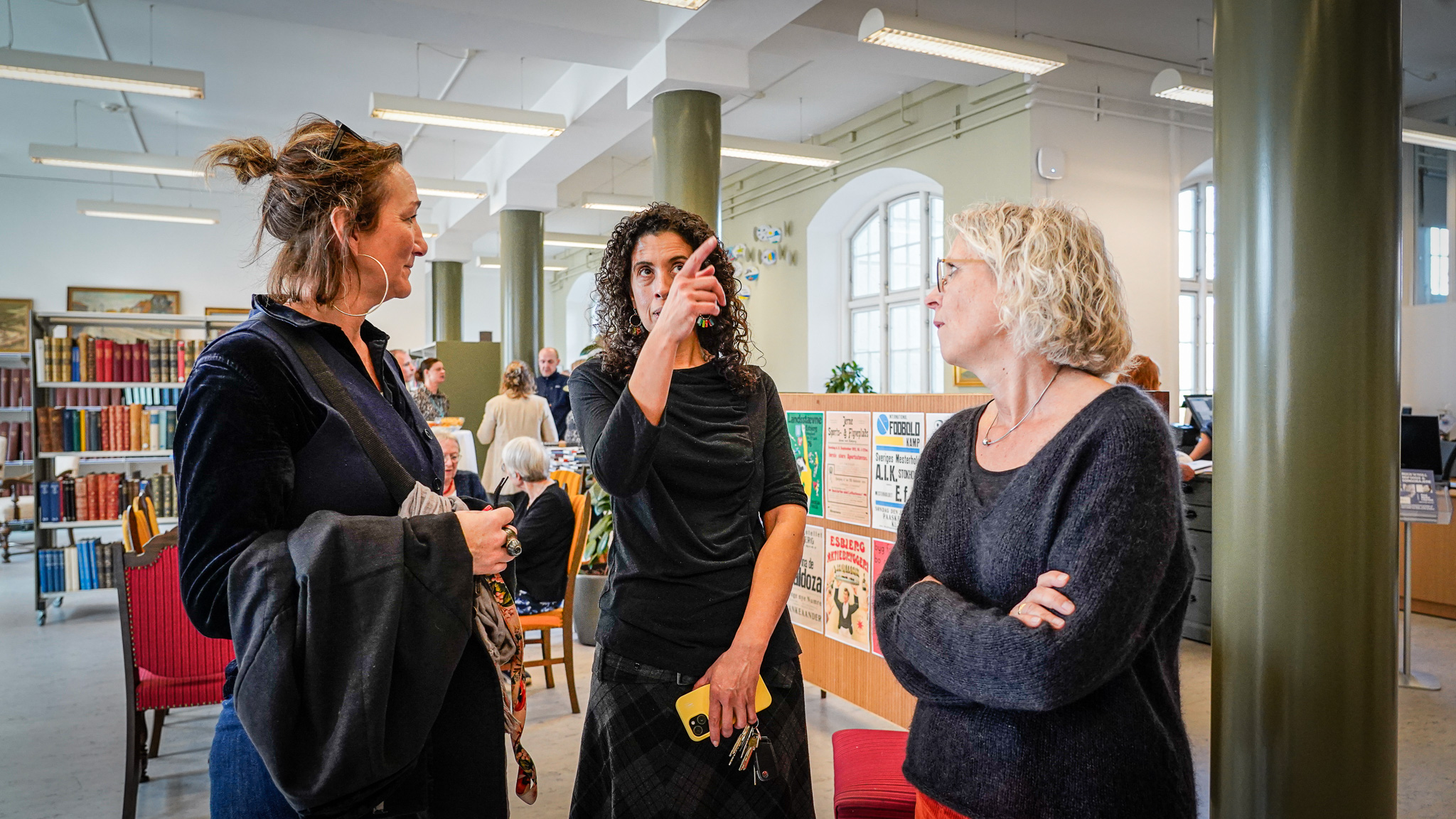 Kunstner Agnete Brinch (tv), kulturchef i Esbjerg Kommune Ulla Visbech og arkivleder Lulu Anne Hansen, der tiltrådte 1. juni i fjor. Foto: Fjodor Pedersen.
