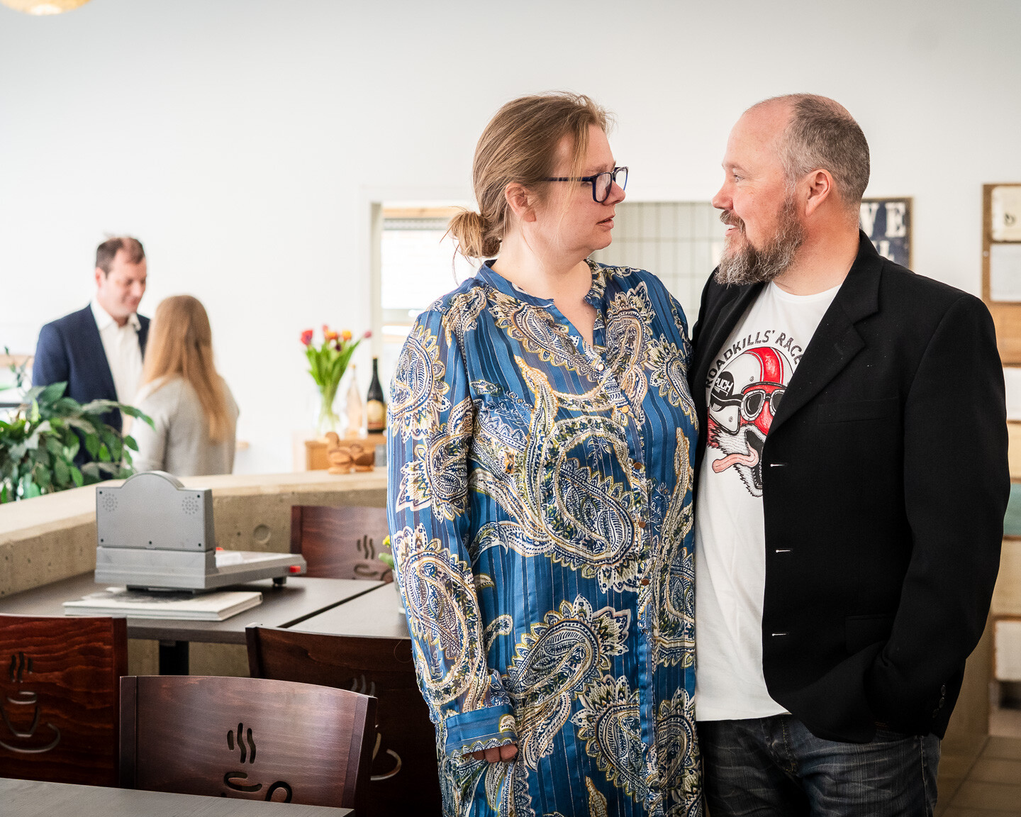 Så er formaliteterne i orden: Anja og Kasper sagde ja til hinanden på bibliotekscaféen fredag eftermiddag. Foto: Fjodor Pedersen.