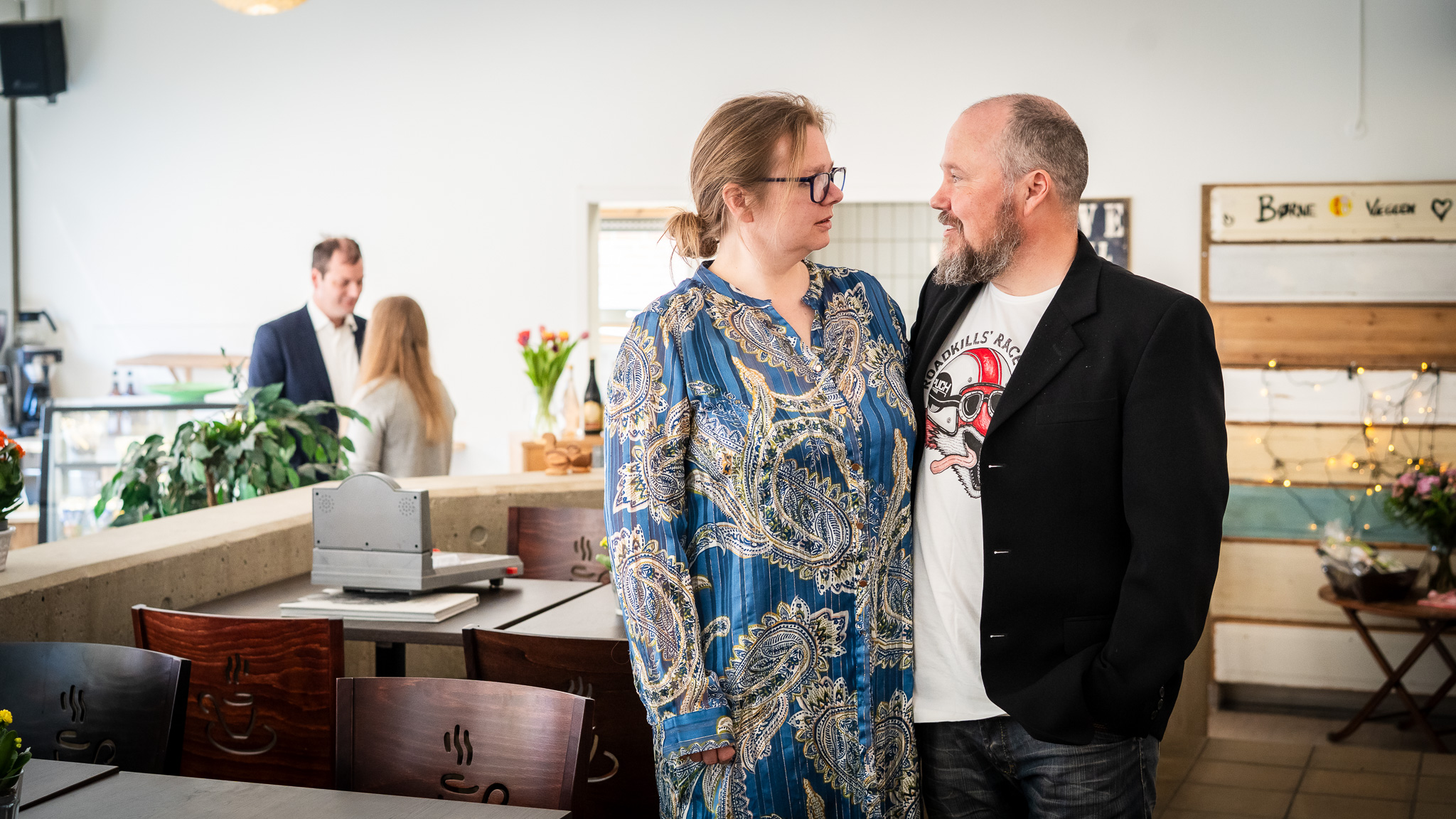 Så er formaliteterne i orden: Anja og Kasper sagde ja til hinanden på bibliotekscaféen fredag eftermiddag. Foto: Fjodor Pedersen.