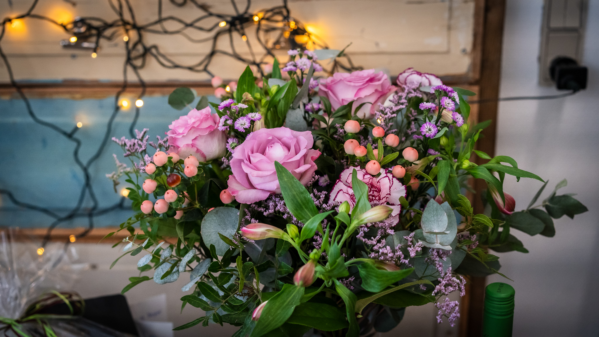 Selvom parret venter med den store fest, var de nærmeste til stede - og de havde blomster og gaver med. Foto: Fjodor Pedersen.