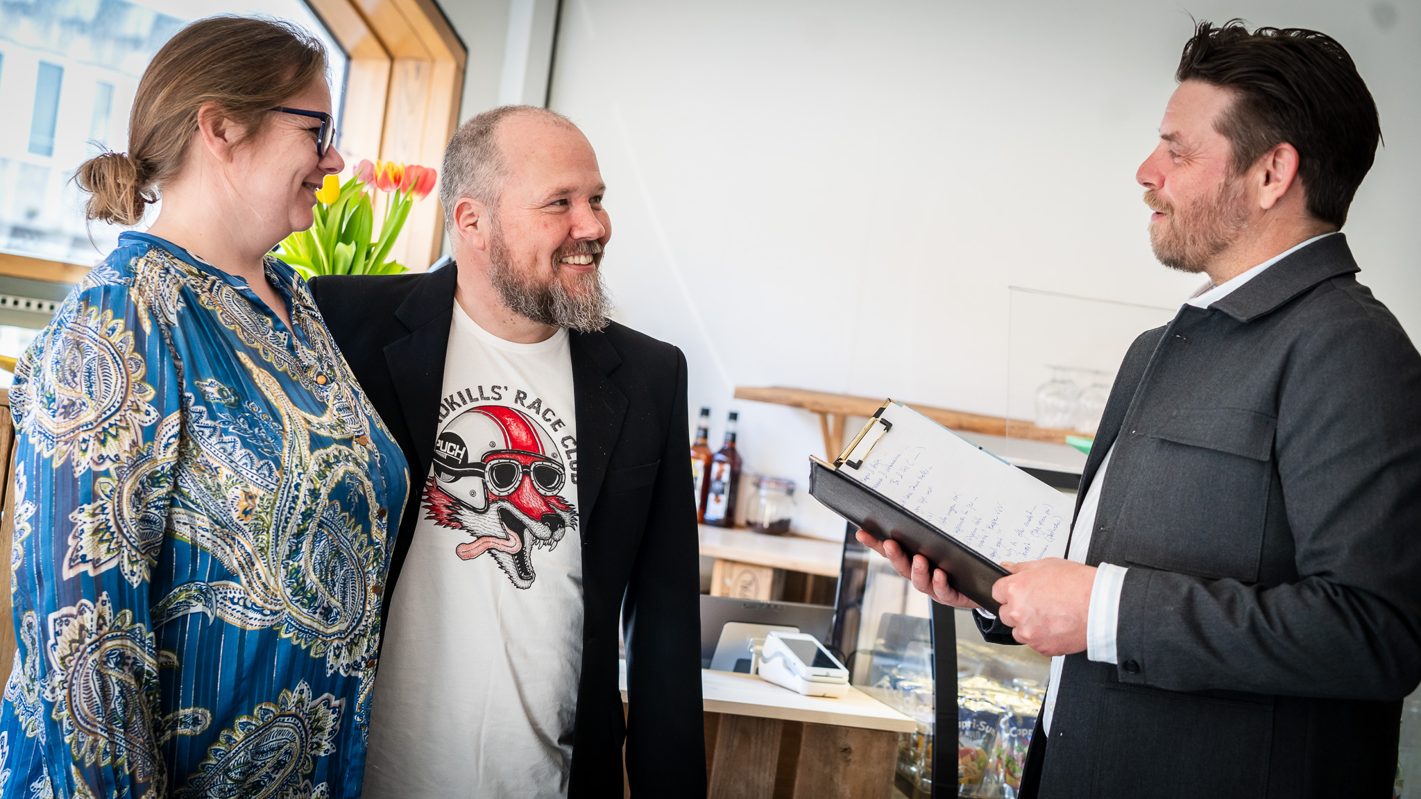 Den konservative byrådspolitiker fra Fanø og parrets ven, Christian Lorenzen, forestod vielsen. Og ja - de havde spurgt både Esbjerg og Fanø kommuner om lov! Foto: Fjodor Pedersen.