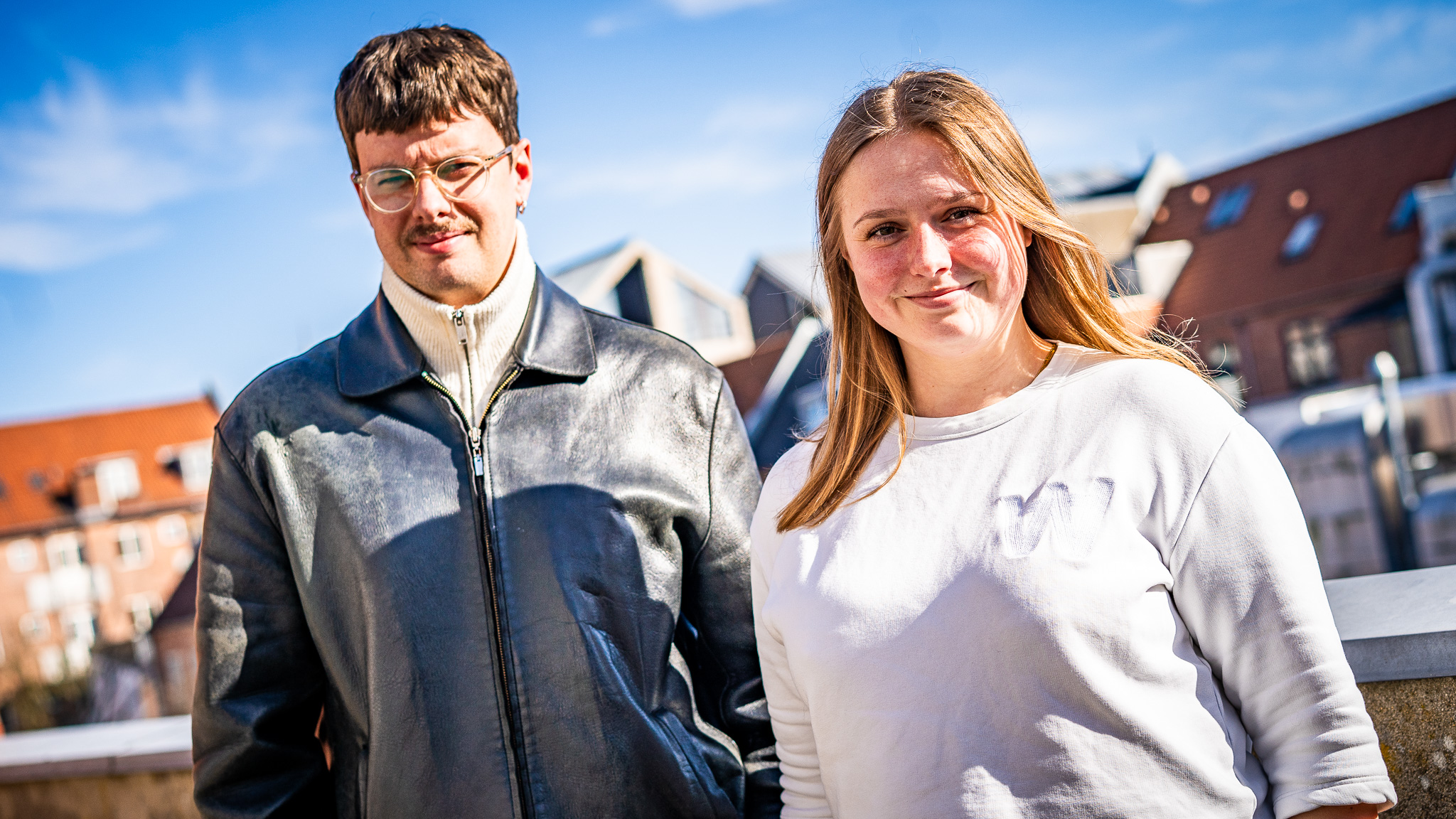Niels og Astrid er enige om, at det er vigtigt, at også Esbjerg har fået et Filmværksted, som kan inspirere flere fra Esbjerg til at gå i deres fodspor. Det skal ikke kun være forbeholdt unge mennesker fra Odense, Aarhus og København at drømme om at skabe film. Foto: Fjodor Pedersen.