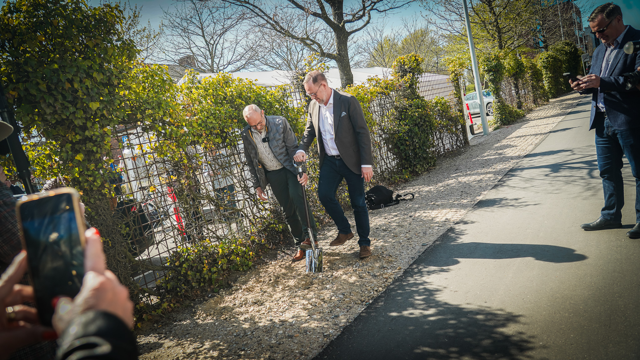 Kurt Bjerrum og Jesper Frost Rasmussen fik taget et symbolsk første spadestik på den grønne omdannelse i Havnegade. Foto: Fjodor Pedersen.