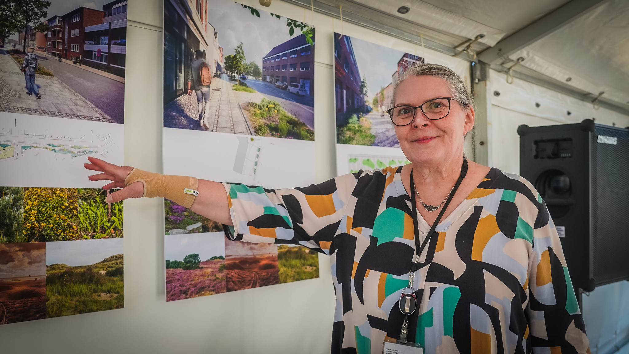Tine Kierkegaard fortæller, hvordan den historiske omkring Kleven og Esbjerg visuelt har givet inspiration til den igangværende byudvikling kombineret med, at man inddrage vilde planter fra vadehavsområdet: lyng, engelsk græs, fyr, kællingetand og trædebregne. Foto: Fjodor Pedersen.