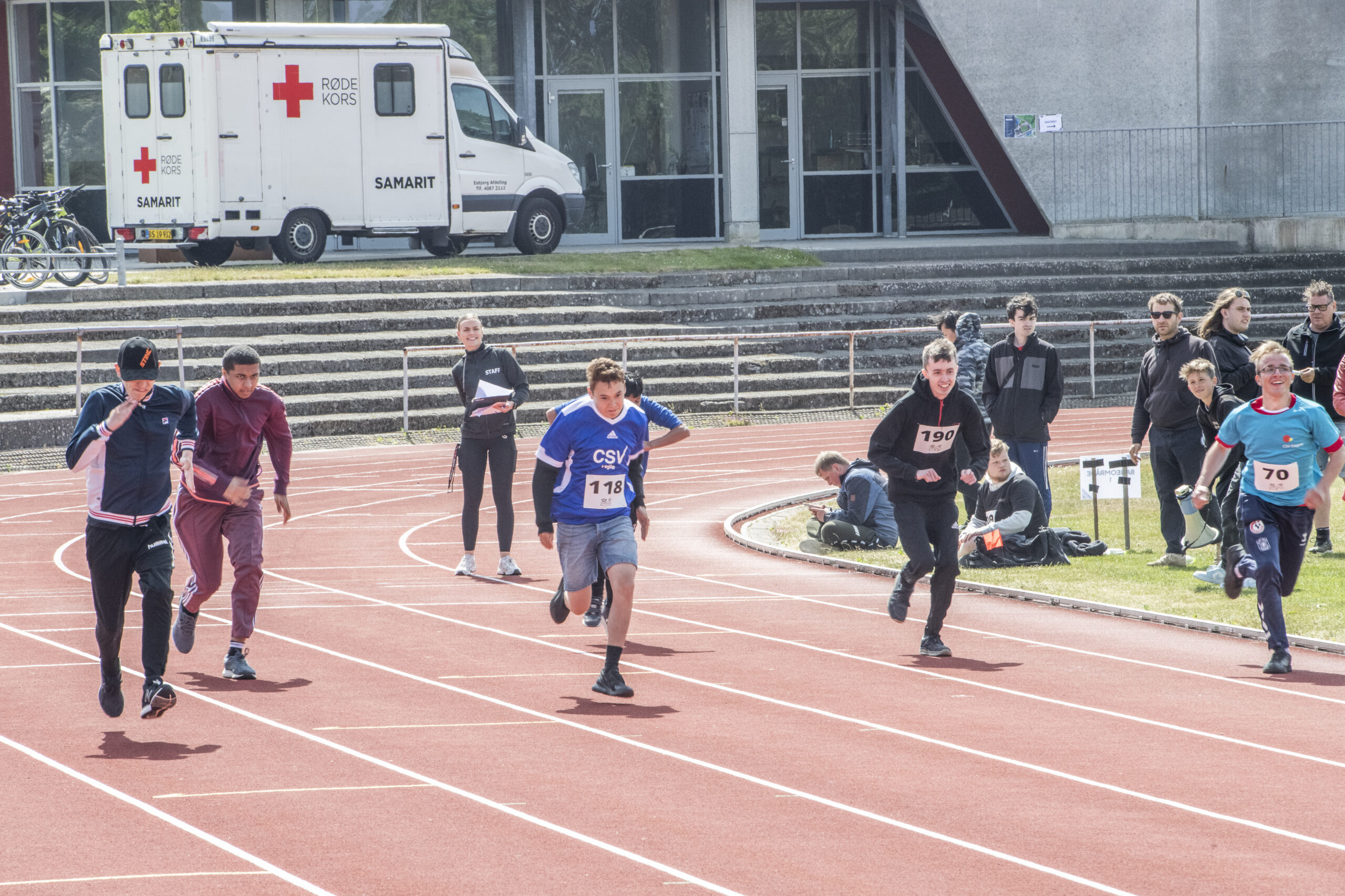 Der gives alt på banen, når deltagerne kaster sig ud i sprintdisciplinerne på atletikstadion i Esbjerg. Foto: Privat
